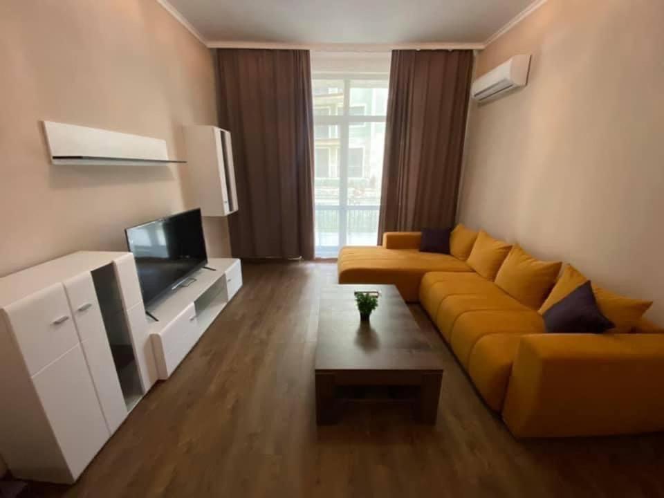 1BR Flora