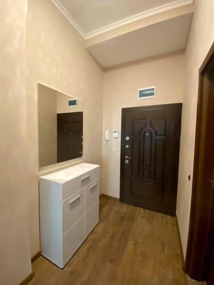 1BR Flora