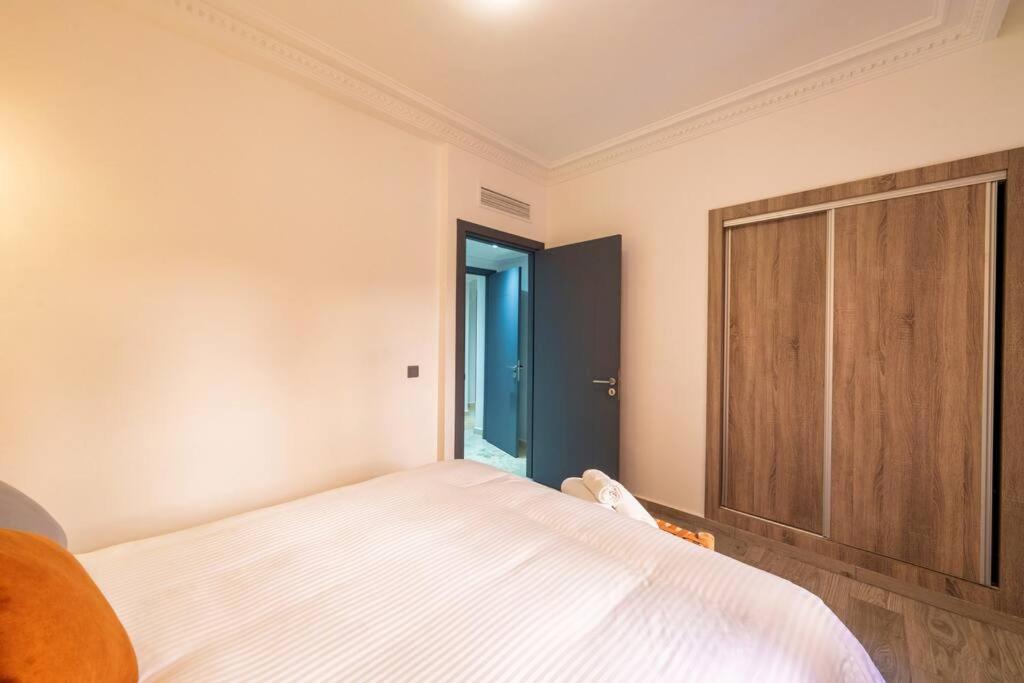 Central Living: Urban Apartment view 3