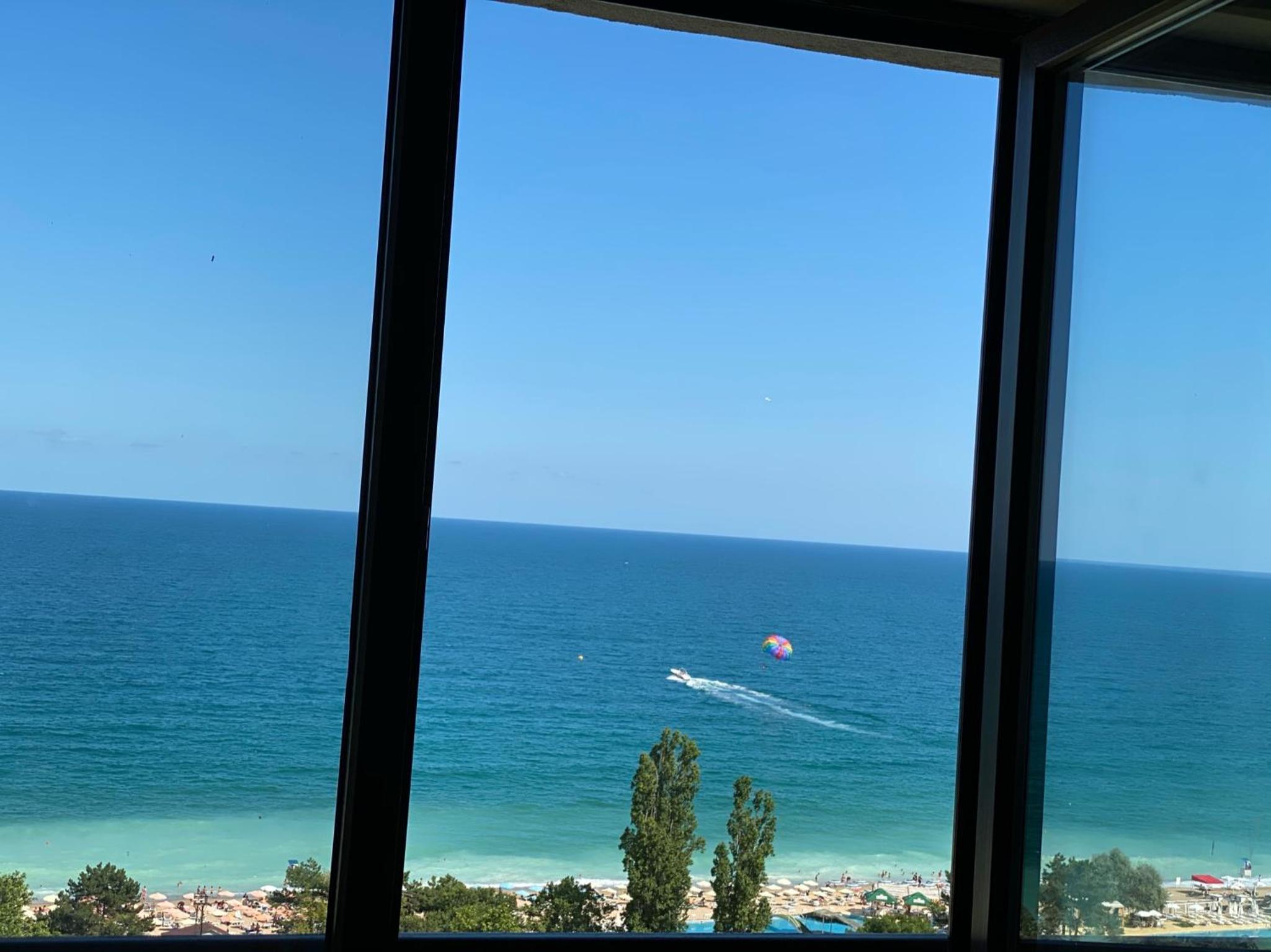 Spacious seaview apartments, 100m to the beach