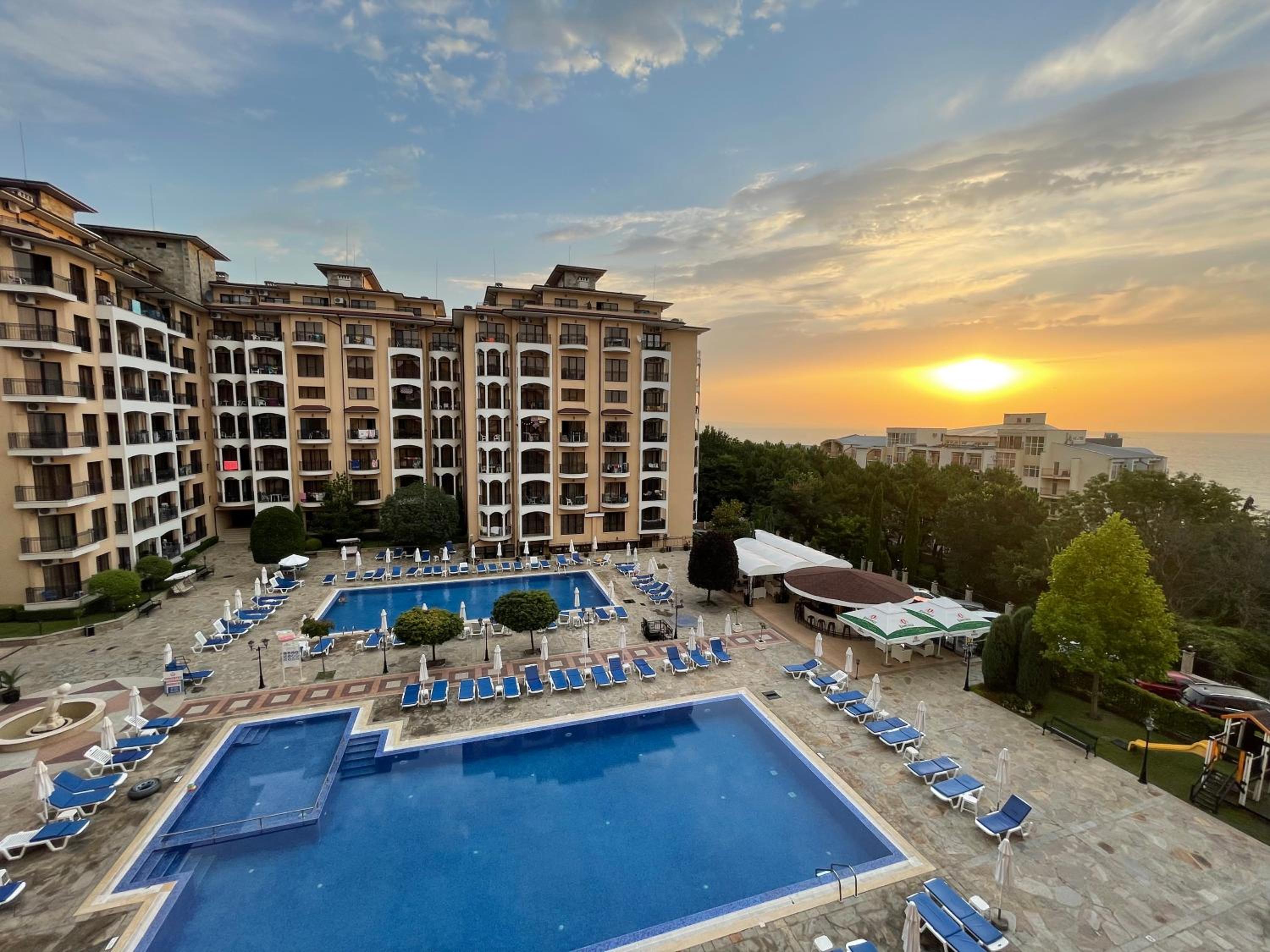 Spacious seaview apartments, 100m to the beach