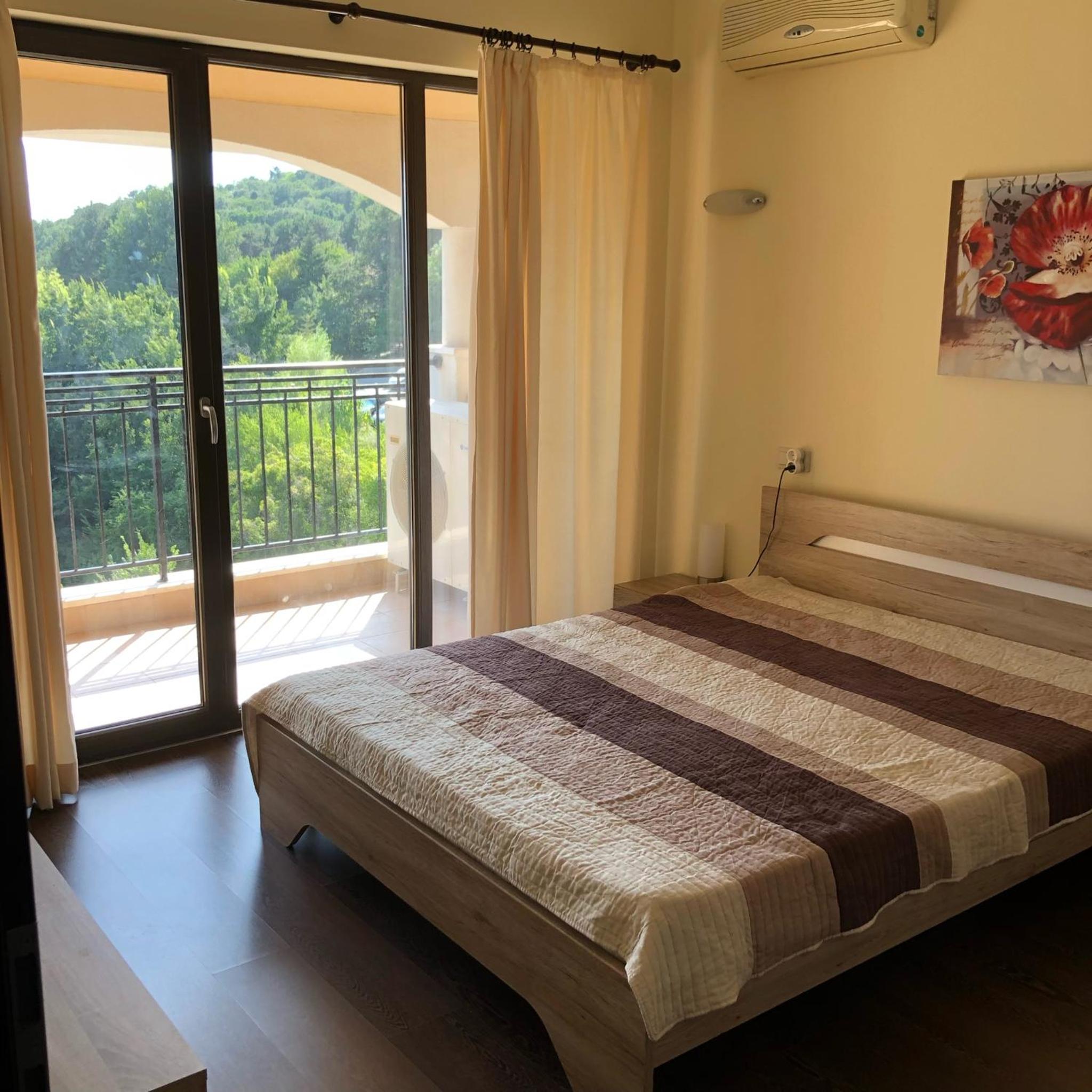 Spacious seaview apartments, 100m to the beach