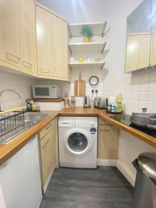 Spacious studio, 5 mins to Victoria station, Central London
