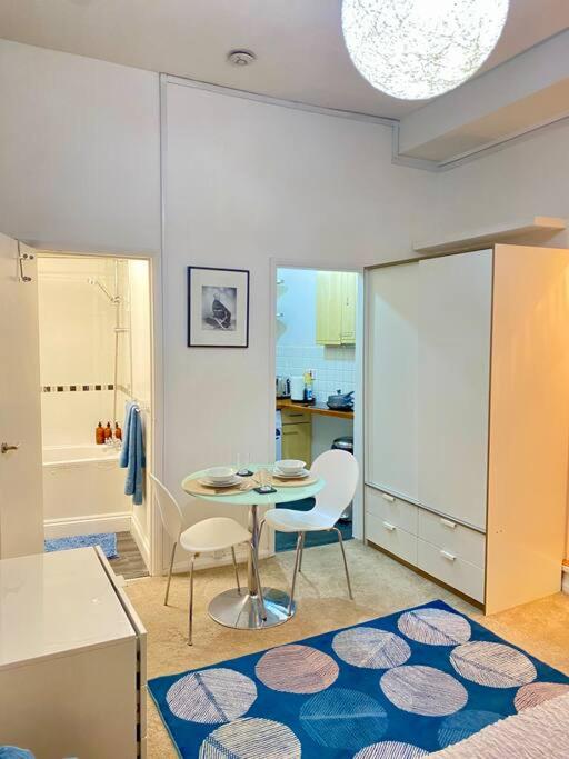 Spacious studio, 5 mins to Victoria station, Central London