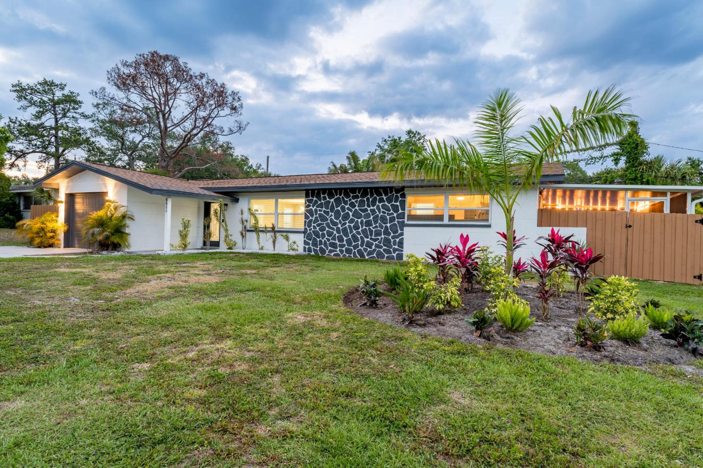Private Heated Saltwater Pool and Hot Tub 3 Bedroom Home in Harbor Bluffs view 5