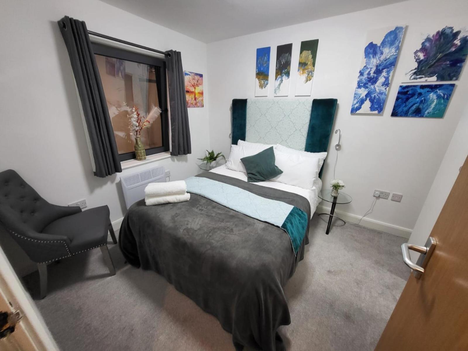 Sidemersey Livings - Relaxing Central Tailored Apartment with Free Parking, French Balcony view 2