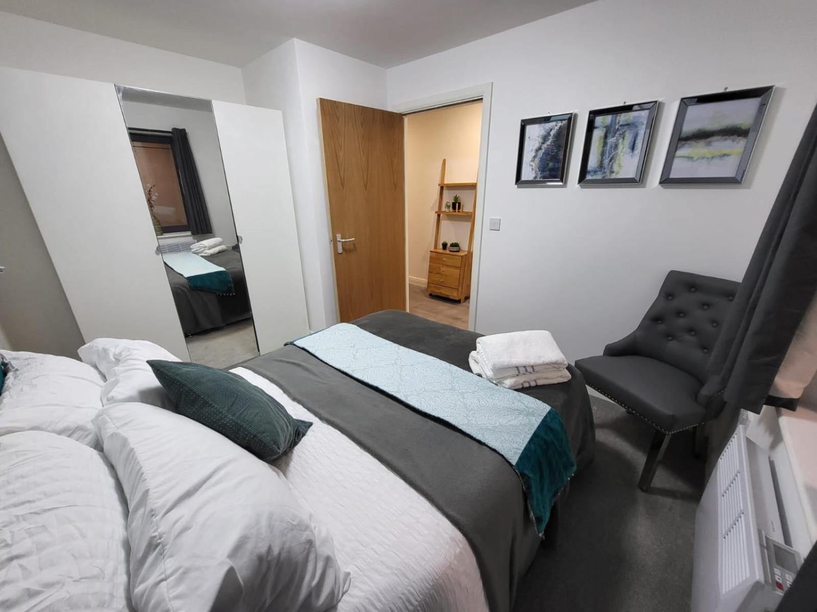Sidemersey Livings - Relaxing Central Tailored Apartment with Free Parking, French Balcony view 5