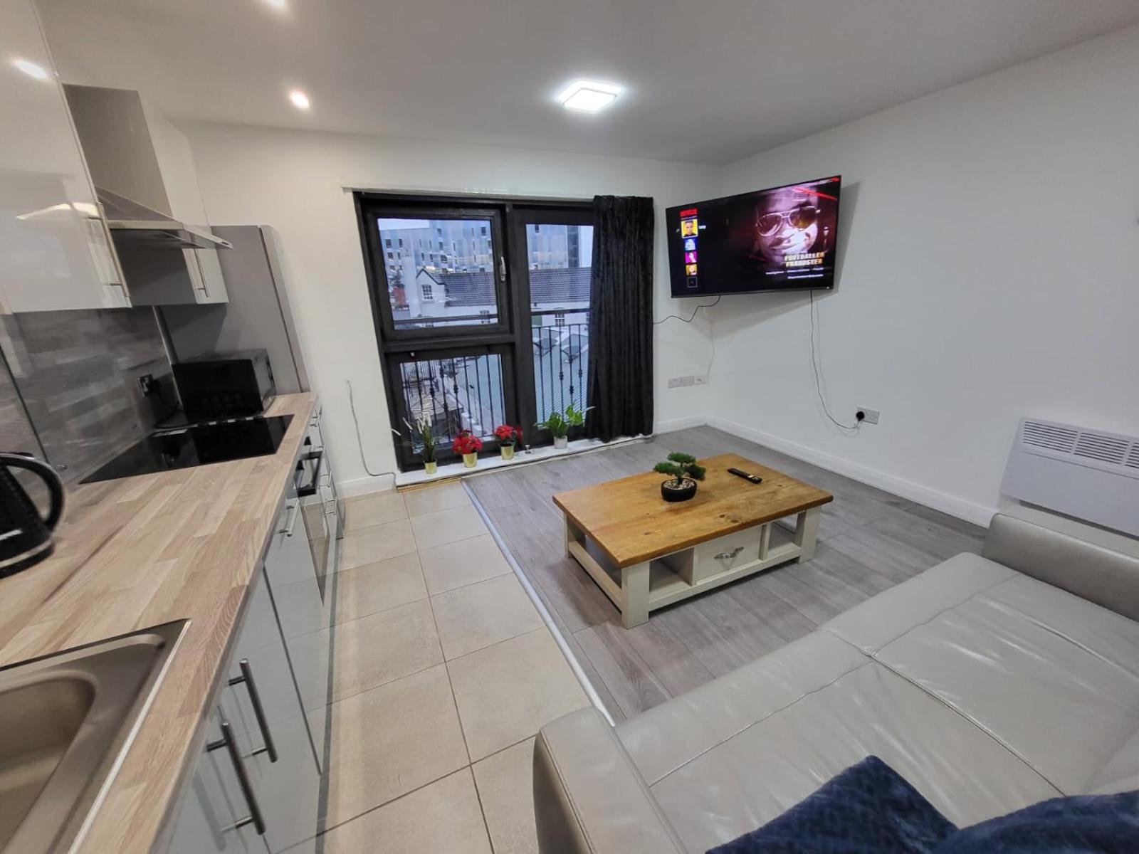Sidemersey Livings - Relaxing Central Tailored Apartment with Free Parking, French Balcony view 3