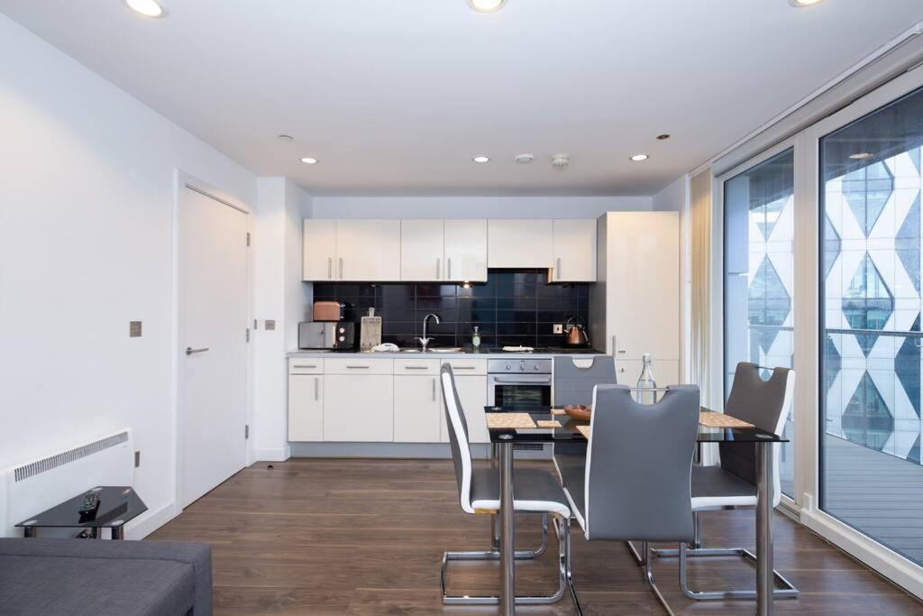 Stylish MediaCity 2Bed, Sleeps 6, Amazing Views view 3