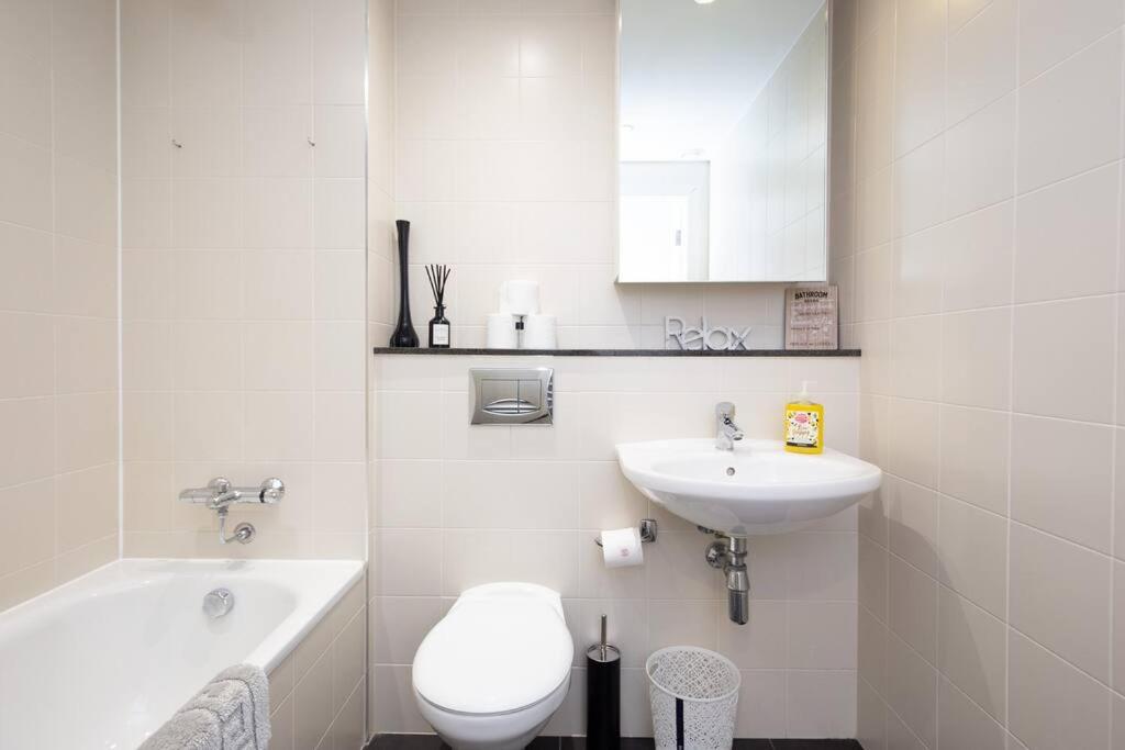 Stylish MediaCity 2Bed, Sleeps 6, Amazing Views view 4