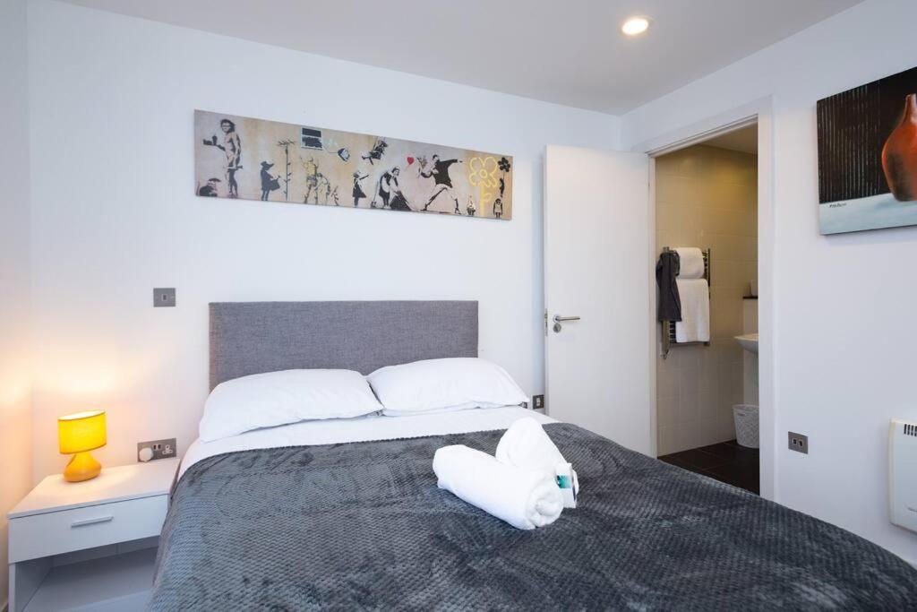 Stylish MediaCity 2Bed, Sleeps 6, Amazing Views view 5