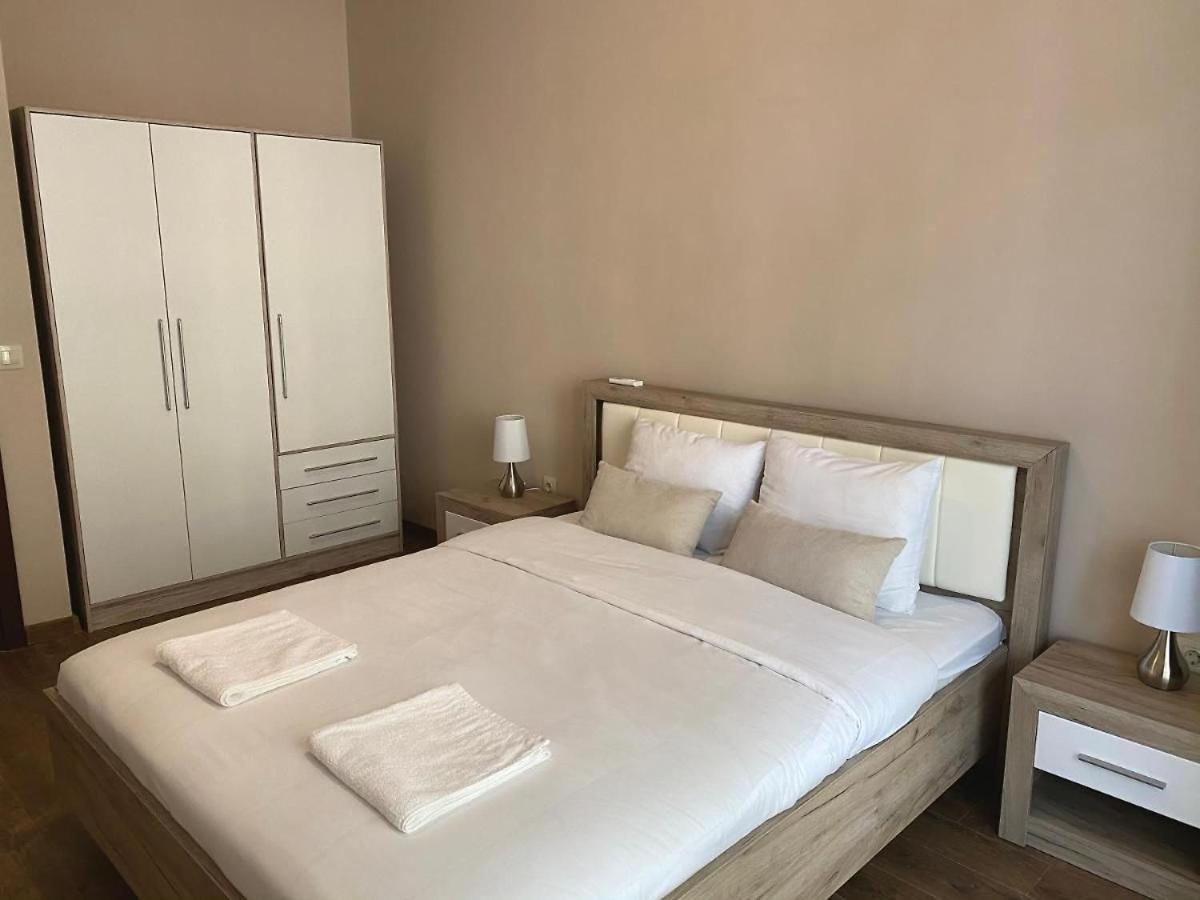 1BR Flora