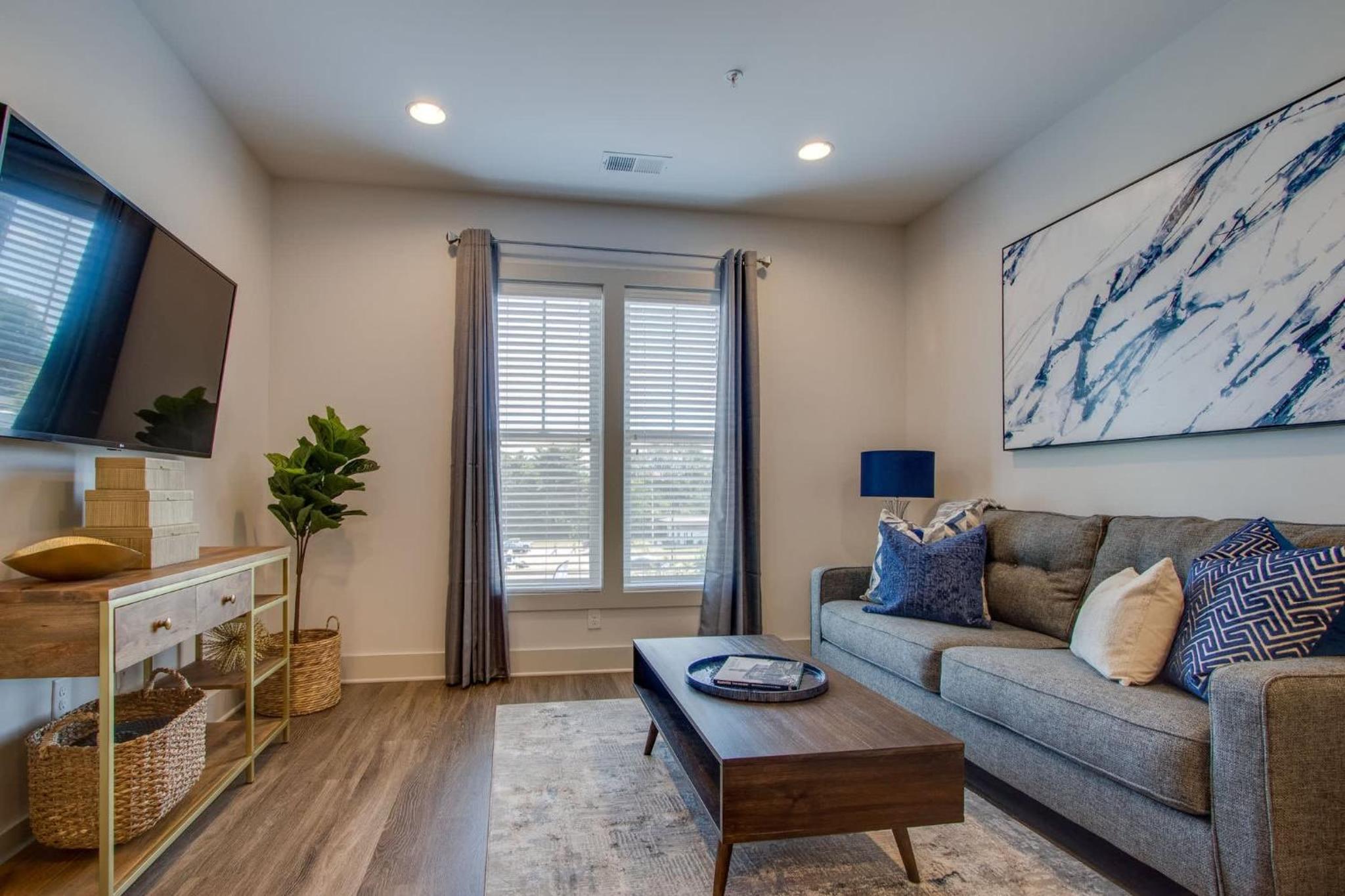 New East Nash - King Bed Short Drive to Dwntwn view 3