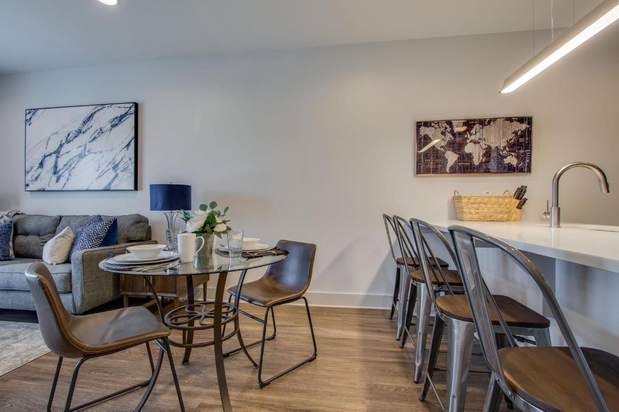 New East Nash - King Bed Short Drive to Dwntwn view 5