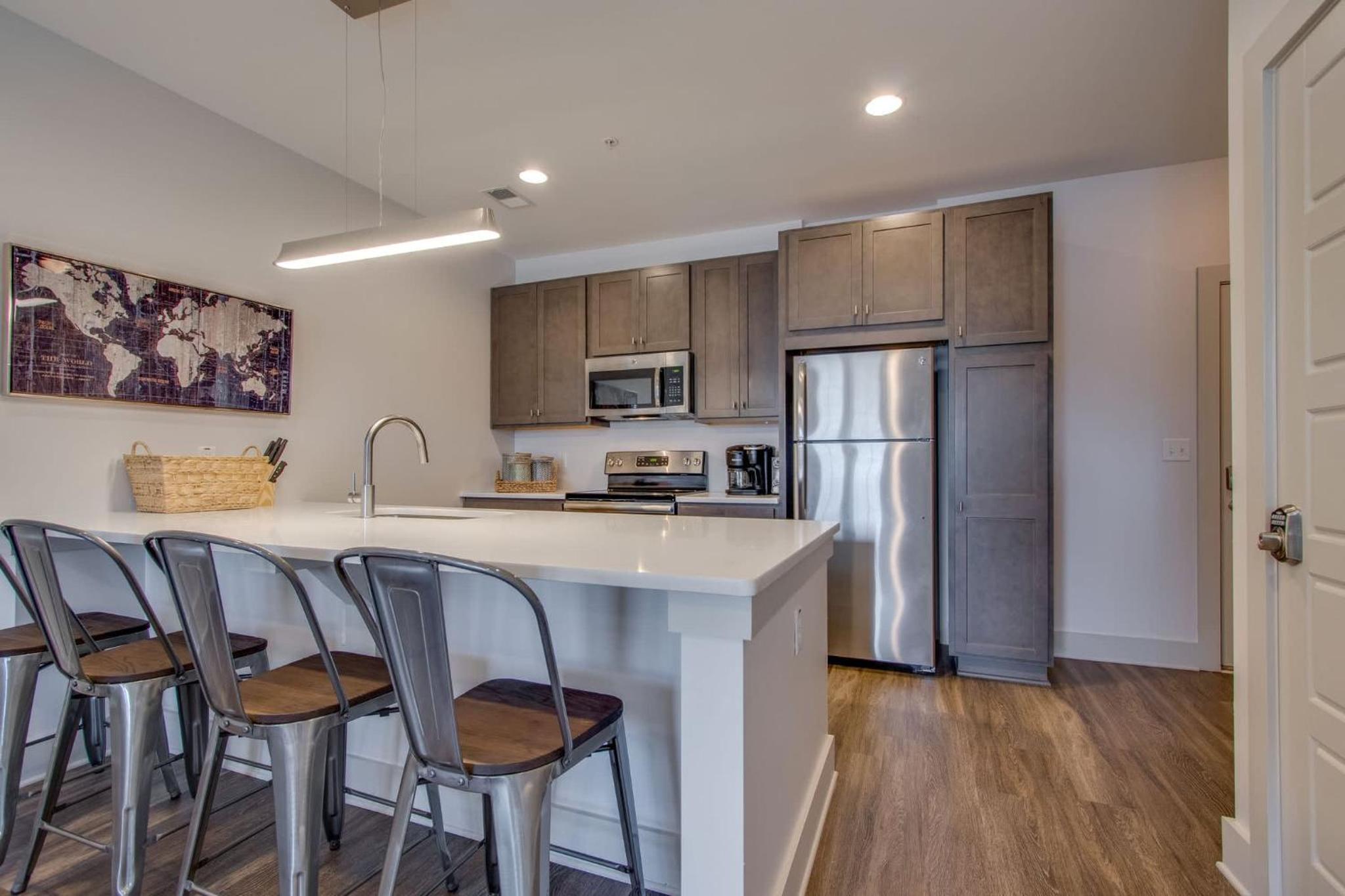 New East Nash - King Bed Short Drive to Dwntwn view 4