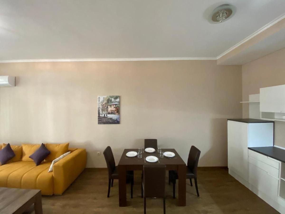 1BR Flora