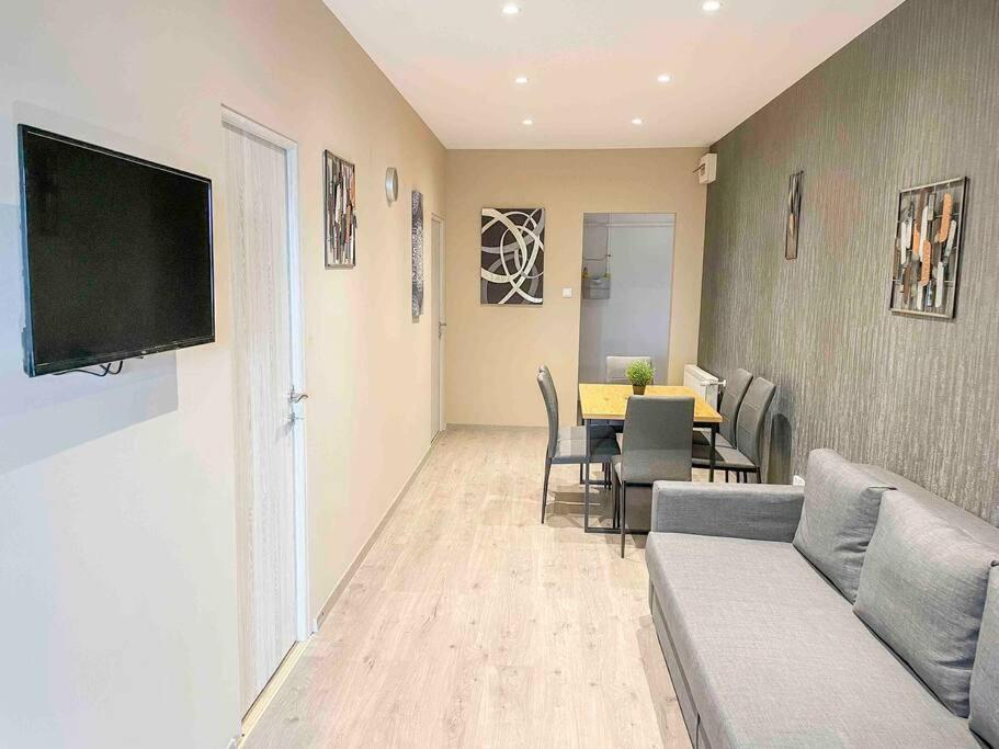 I77 Spacious Modern 3bedroom view 2