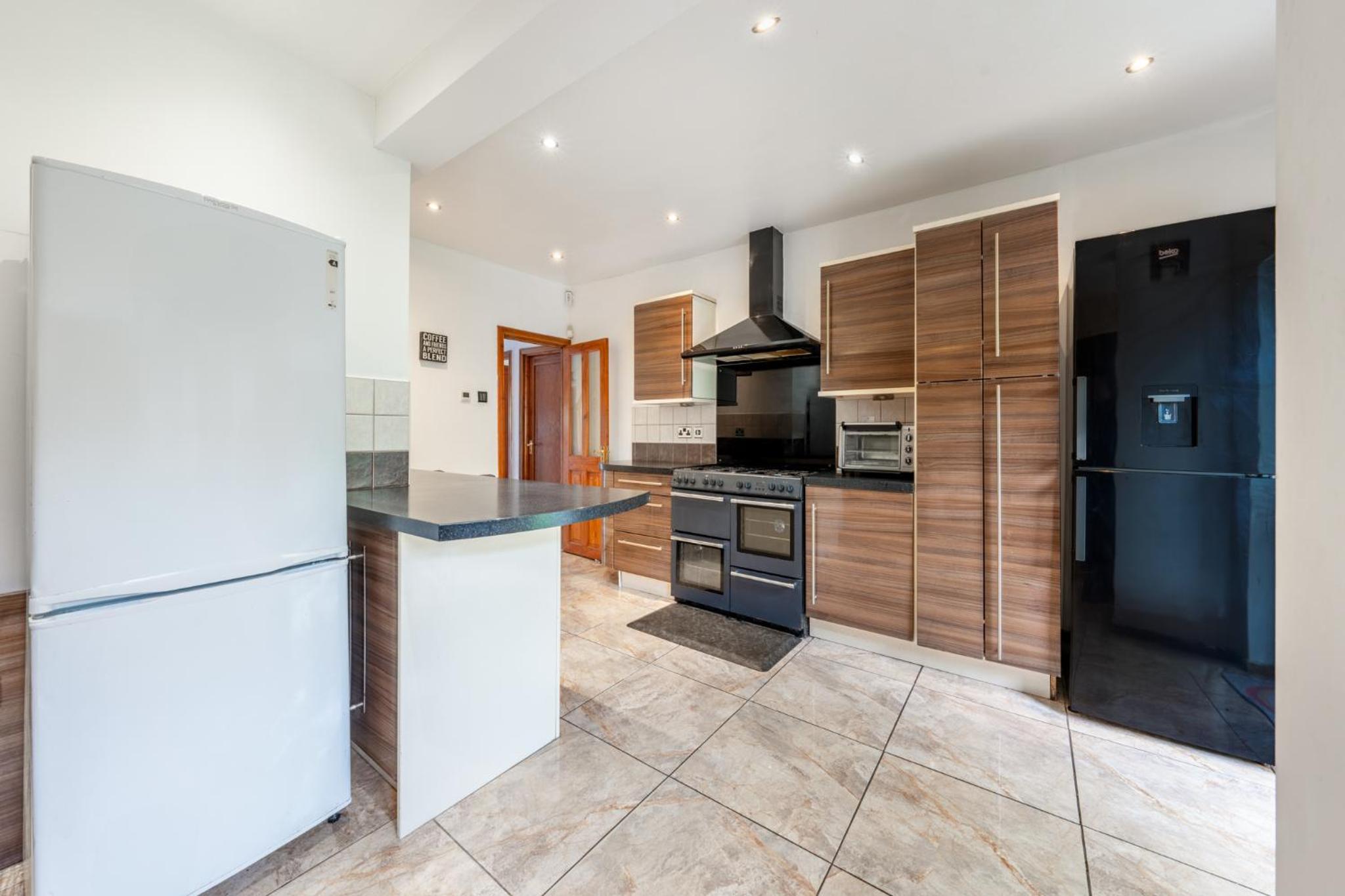 Barnet Serviced Accommodation - Elegant 5-Bedroom Home, Just a 7-Minute Stroll from High Barnet Station - Book Your Stay Today!" view 5