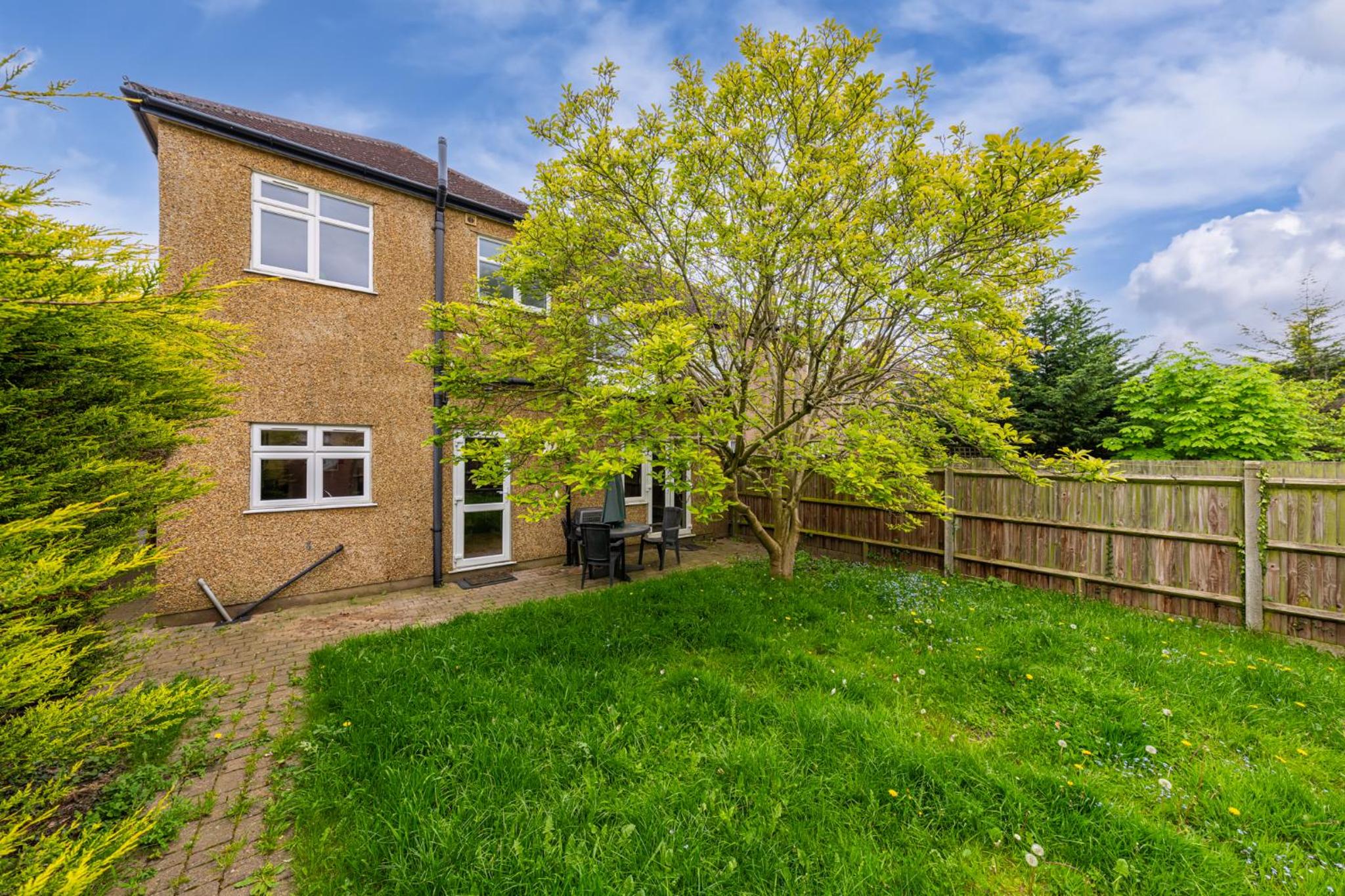 Barnet Serviced Accommodation - Elegant 5-Bedroom Home, Just a 7-Minute Stroll from High Barnet Station - Book Your Stay Today!" view 3
