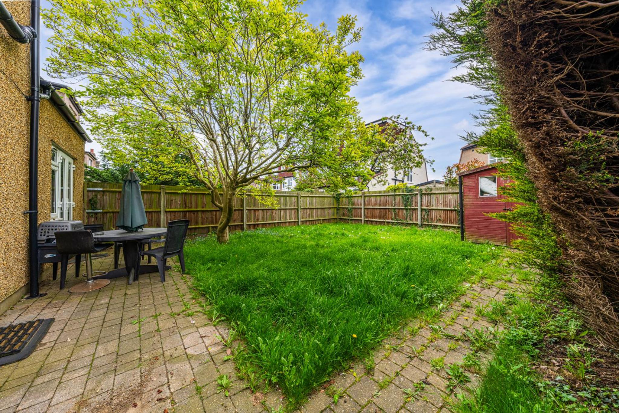 Barnet Serviced Accommodation - Elegant 5-Bedroom Home, Just a 7-Minute Stroll from High Barnet Station - Book Your Stay Today!" view 2