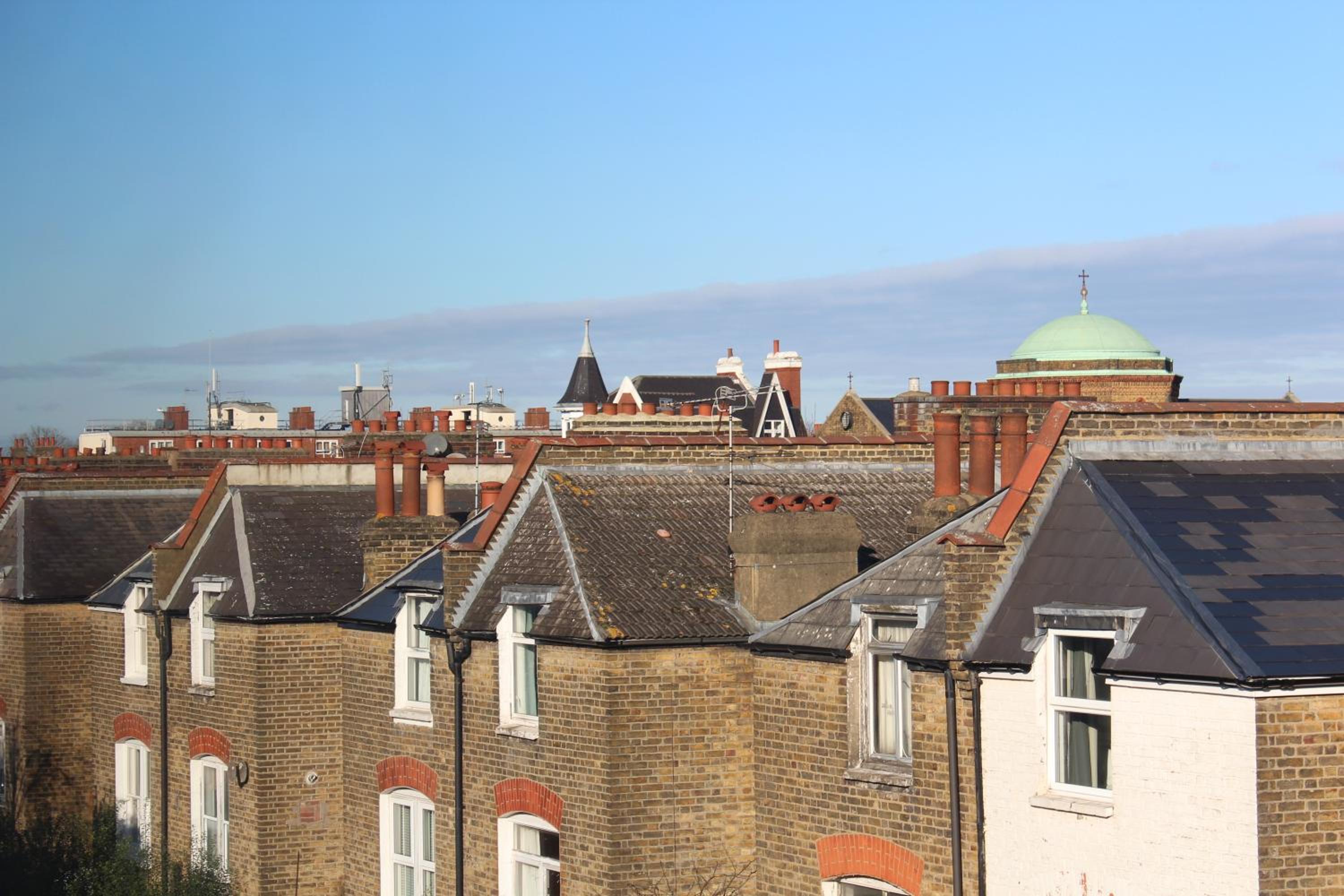 20 mins to central London, Stylish sky views 2 bed