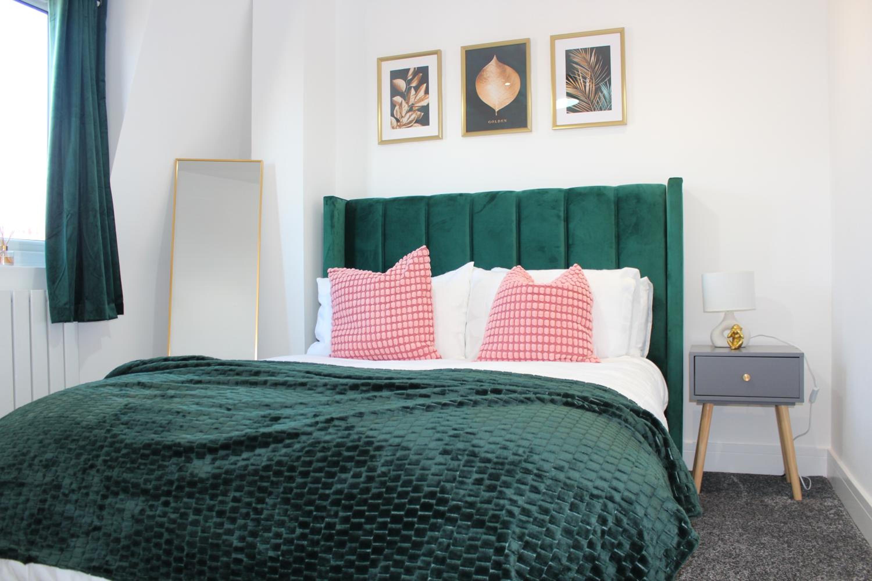 20 mins to central London, Stylish sky views 2 bed
