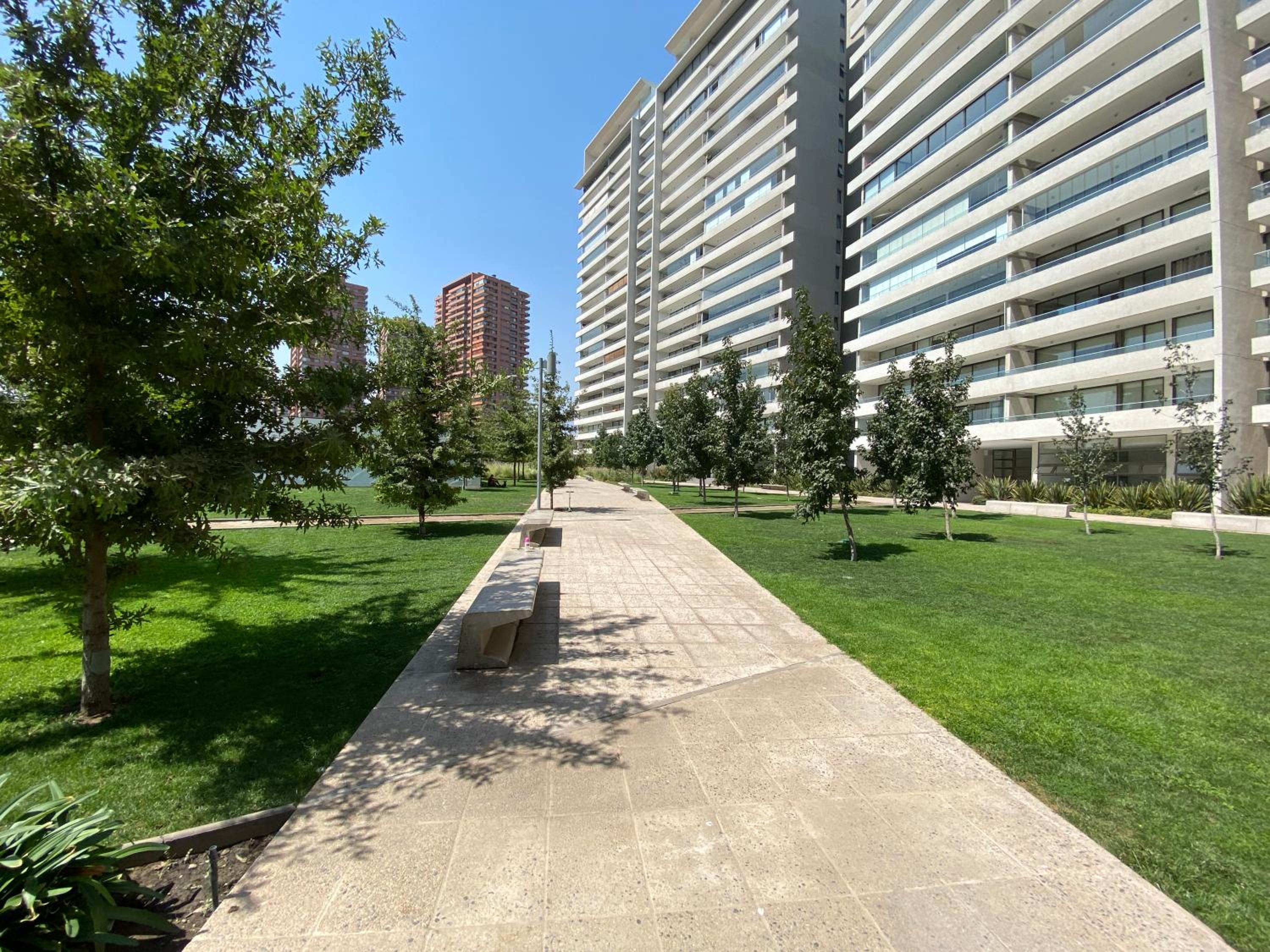 Departamento con gran vista a pasos de Parque Arauco