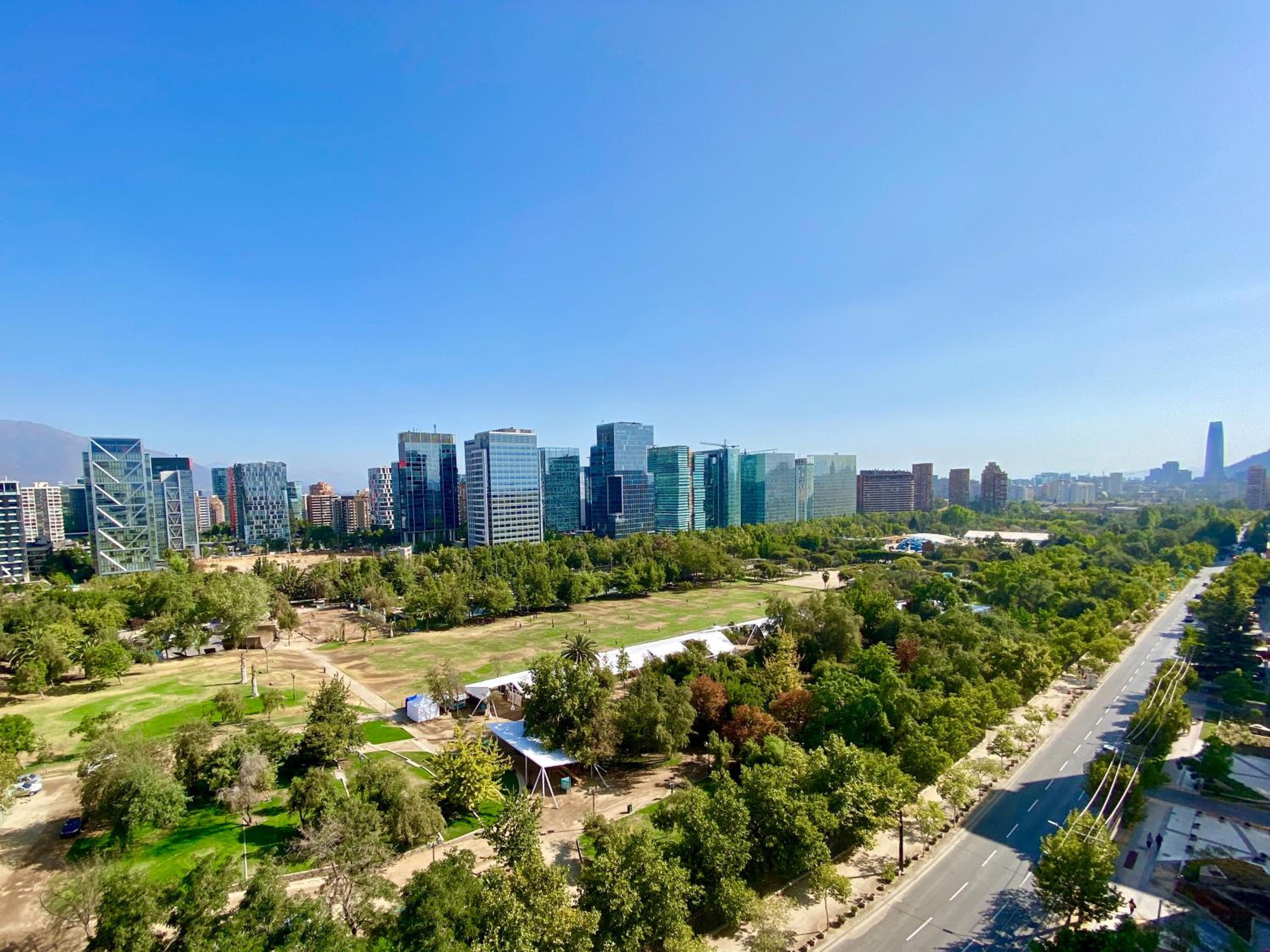 Departamento con gran vista a pasos de Parque Arauco