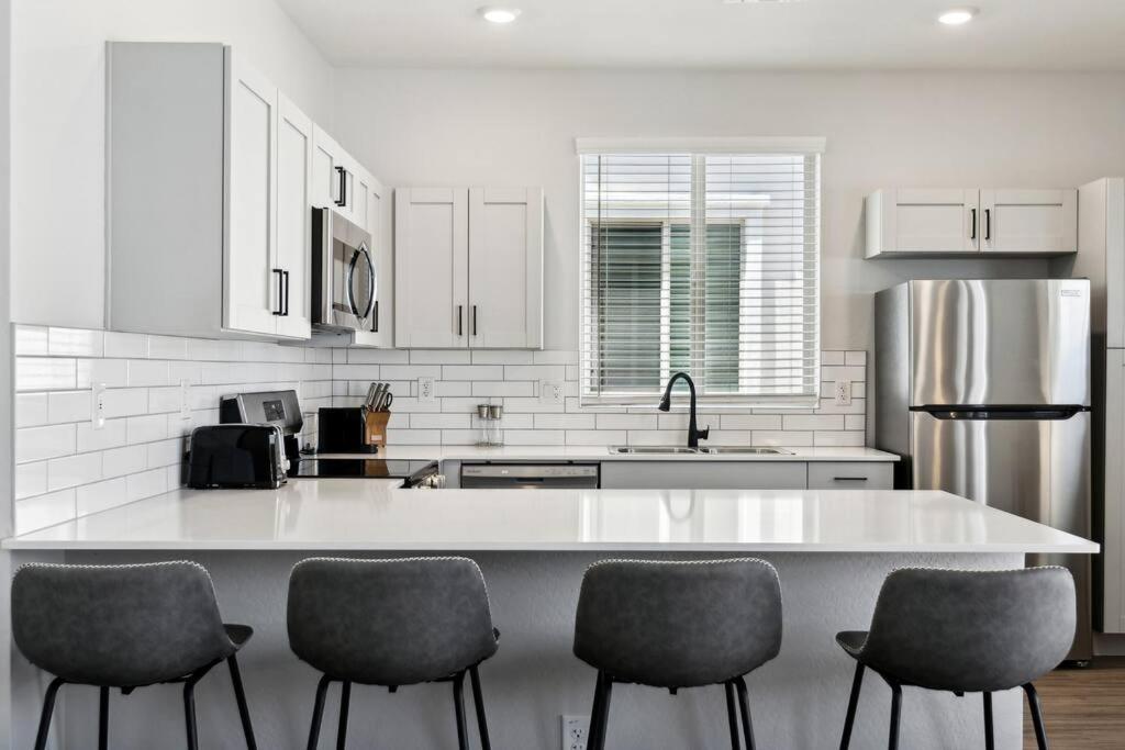 Sunny Contemporary Home in Casa Grande with Pool,BBQ