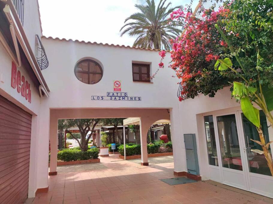 M&G Cozy Studio Apartment -beachfront,WIFI,AirCon,FullyEquipped