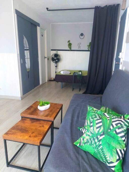 M&G Cozy Studio Apartment -beachfront,WIFI,AirCon,FullyEquipped