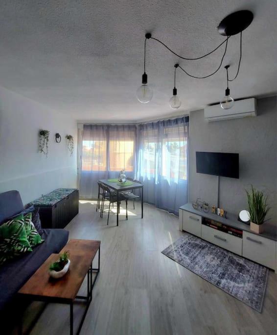 M&G Cozy Studio Apartment -beachfront,WIFI,AirCon,FullyEquipped