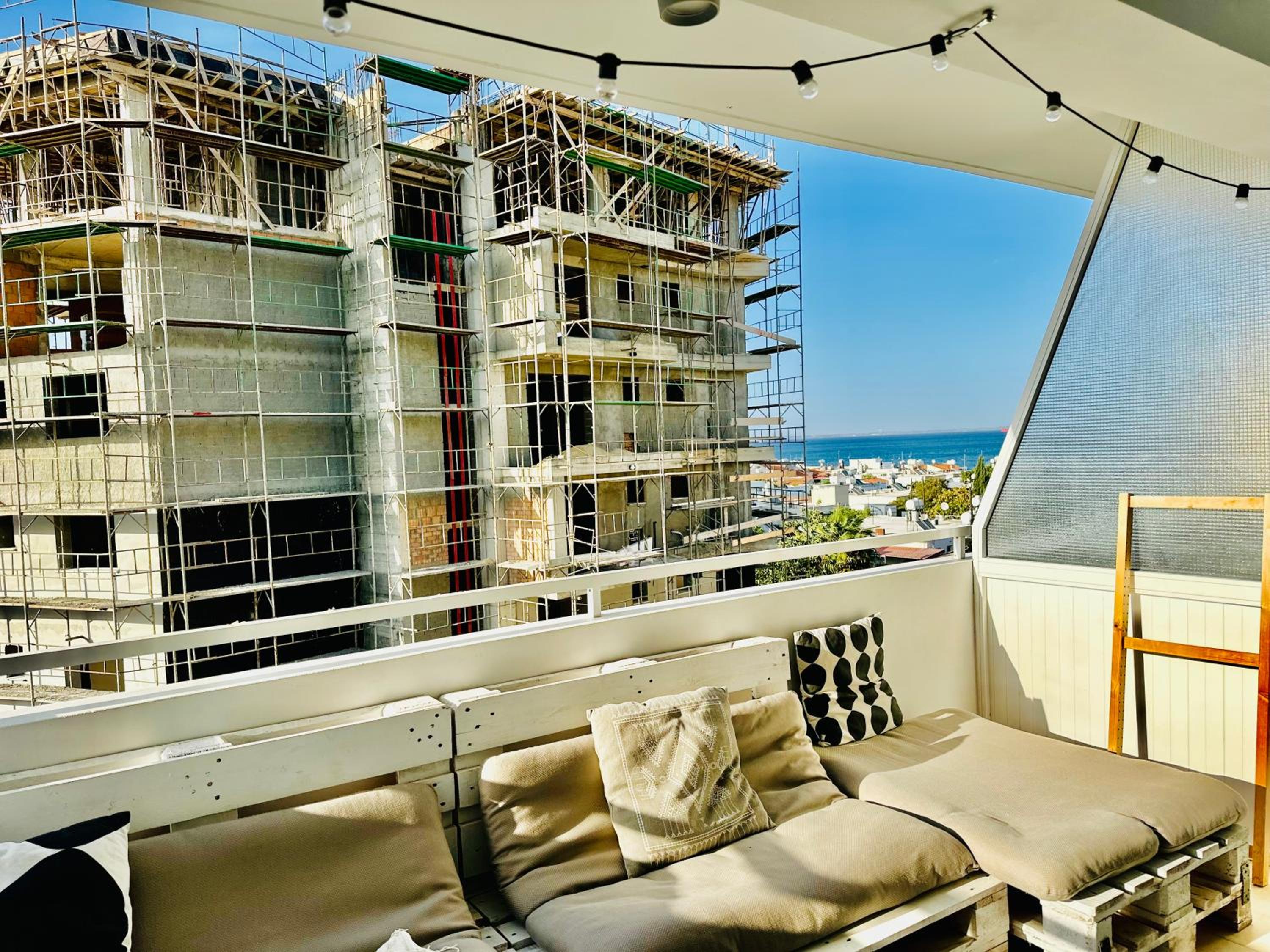 2BR SEAVIEW Apt in prime location 1 min from sea view 3