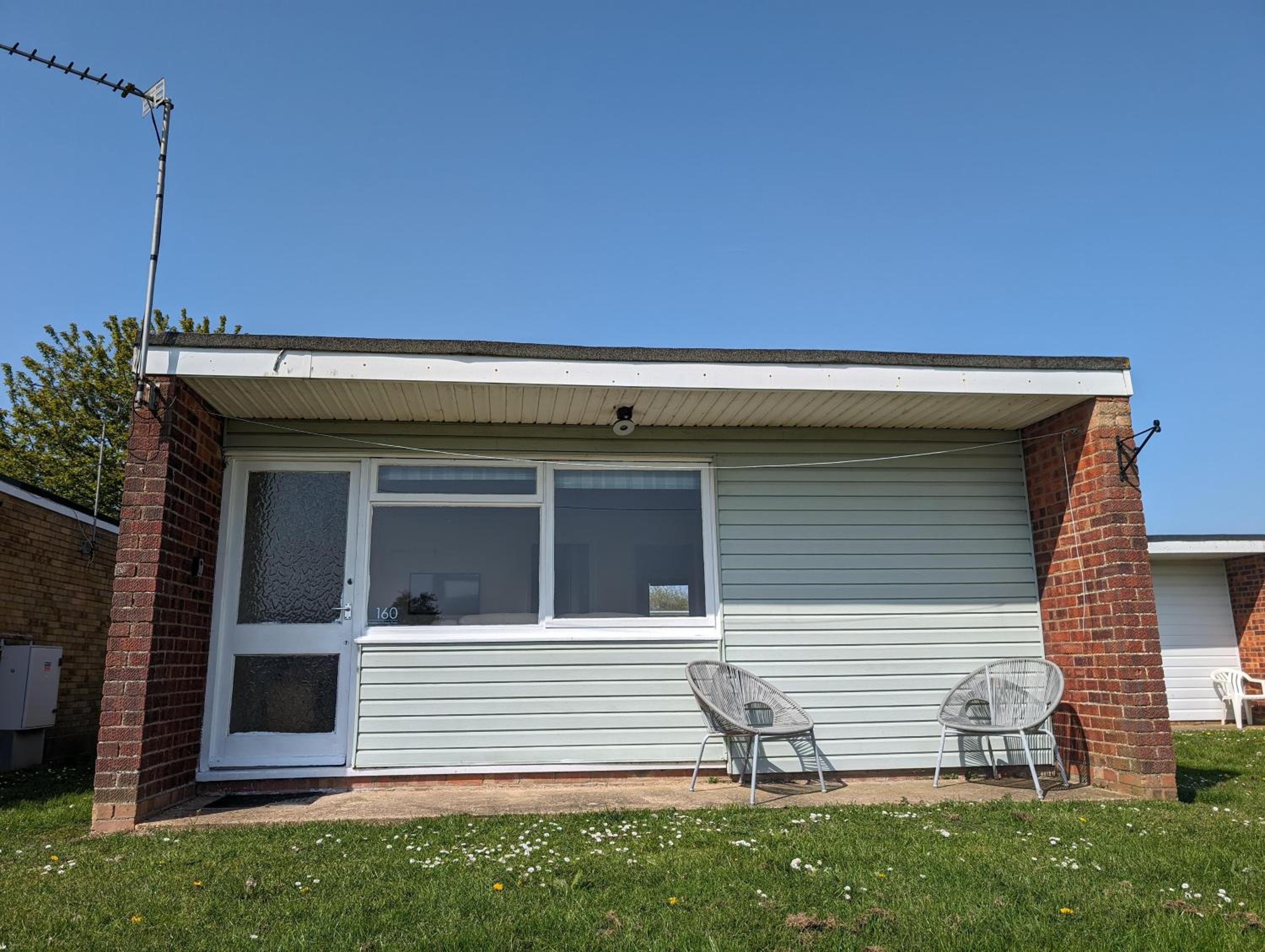 2 Bed Chalet - Sleeps 5 - Free Parking - Tv view 5