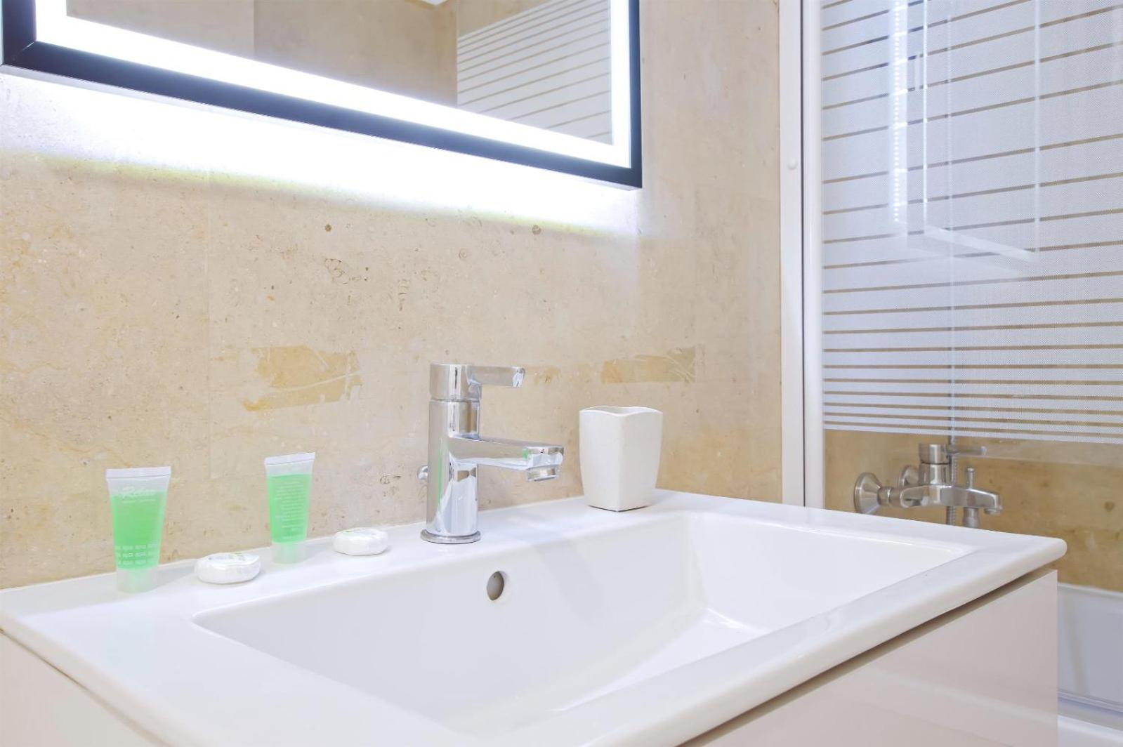 Himson Grey Apartment-Self Check-in near Airport & Mall