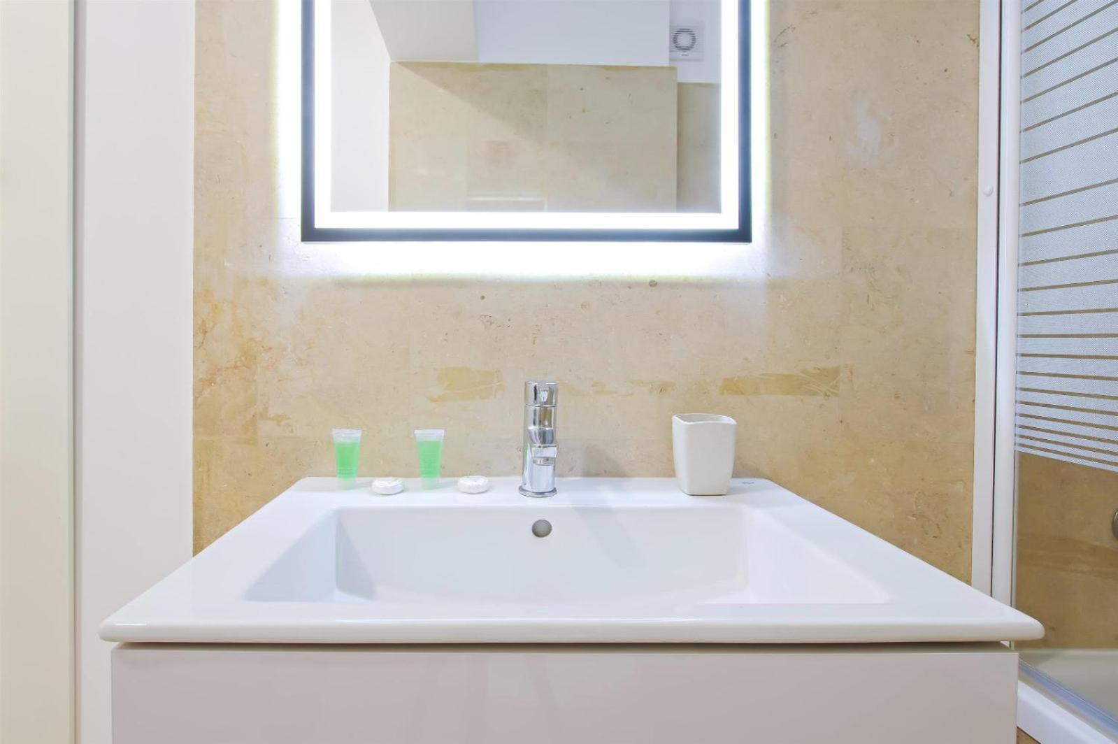 Himson Grey Apartment-Self Check-in near Airport & Mall
