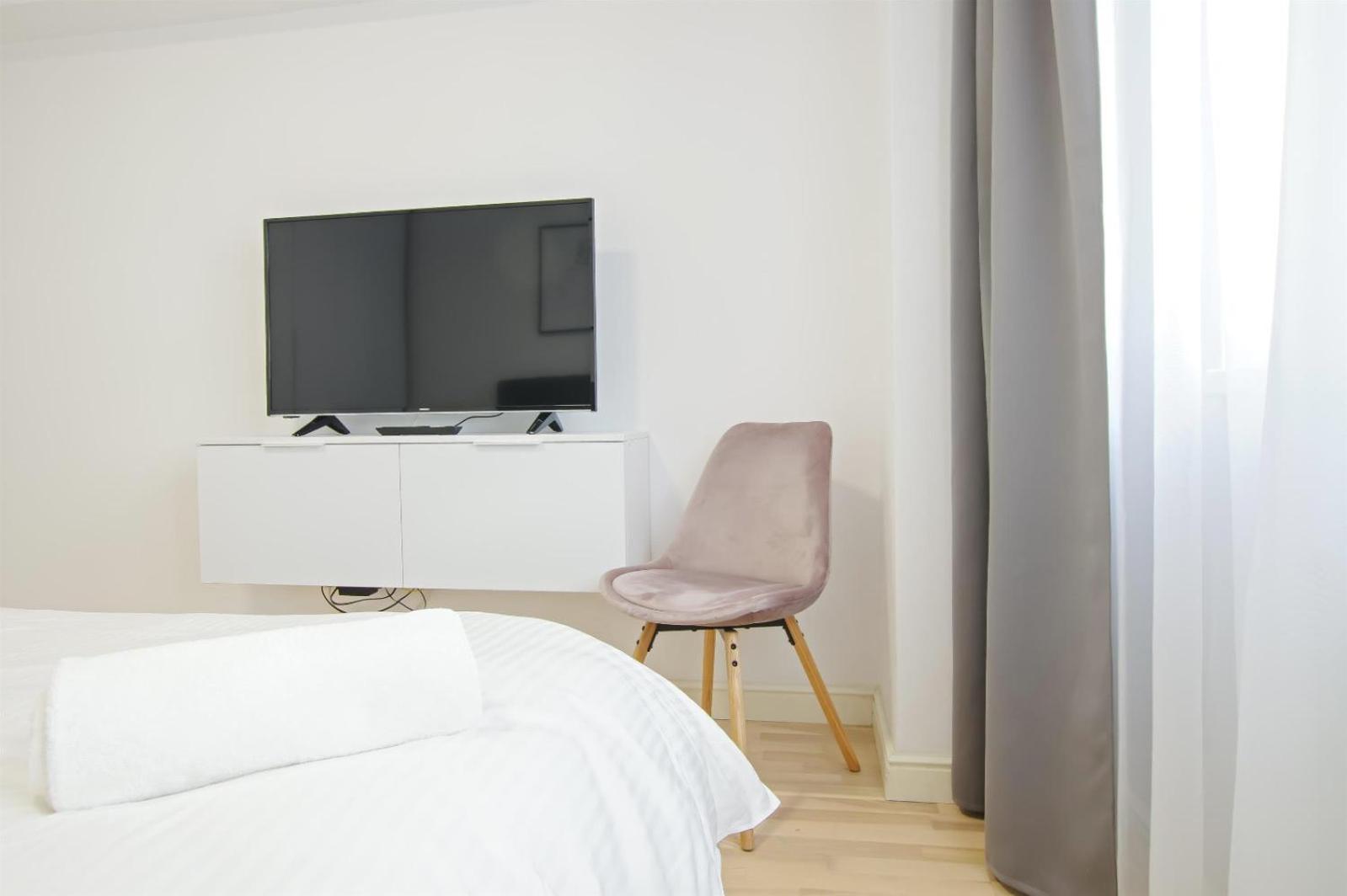 Himson Grey Apartment-Self Check-in near Airport & Mall
