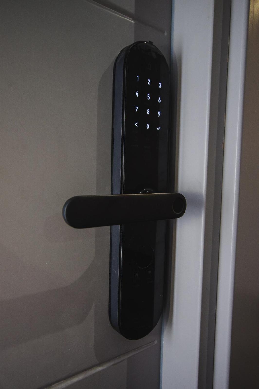 Himson Grey Apartment-Self Check-in near Airport & Mall