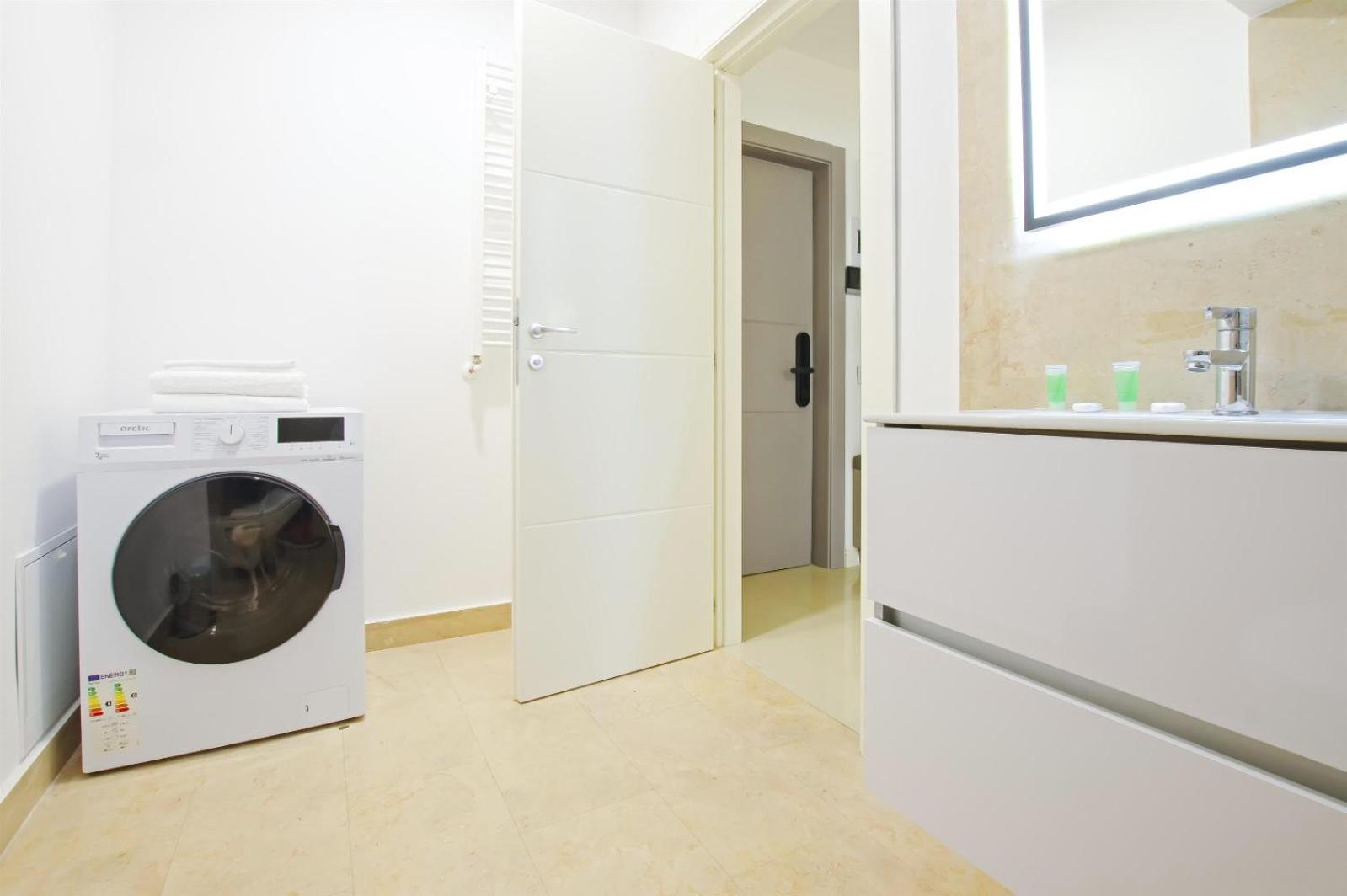 Himson Grey Apartment-Self Check-in near Airport & Mall