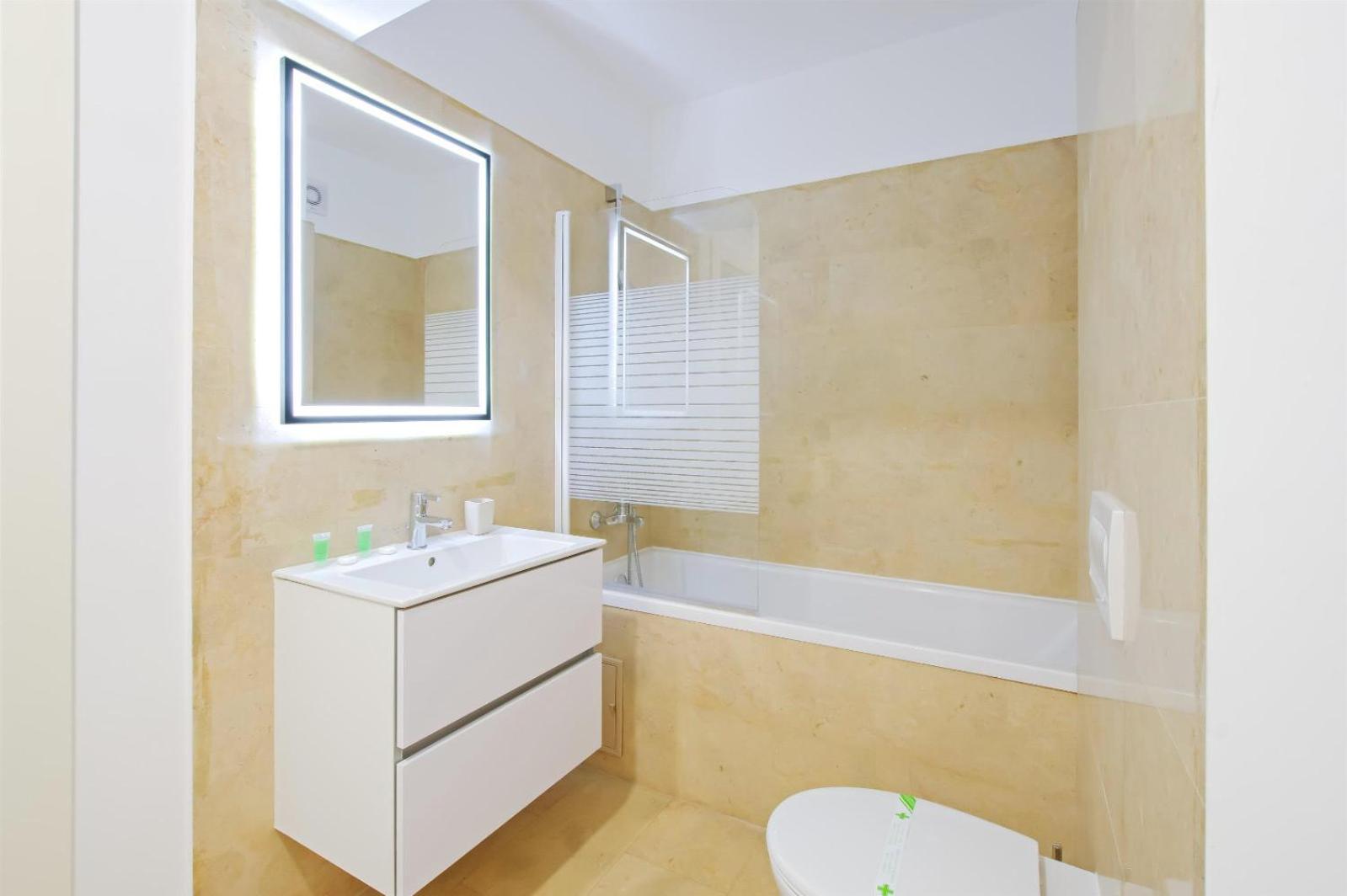 Himson Grey Apartment-Self Check-in near Airport & Mall