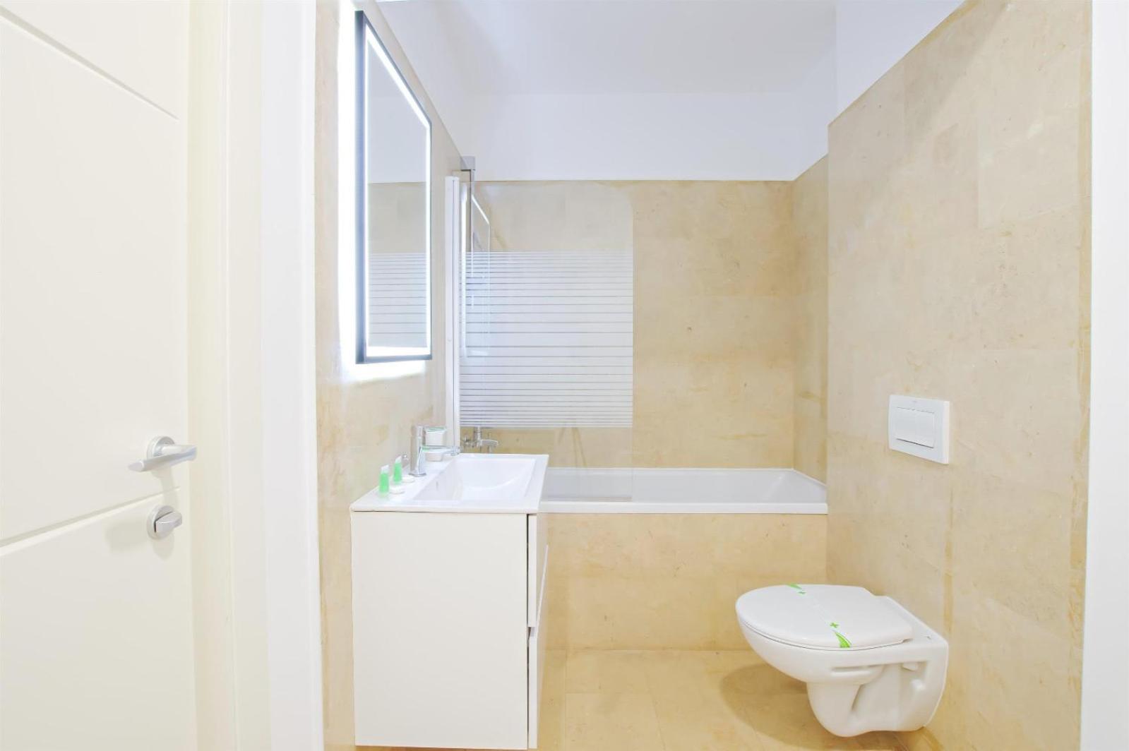 Himson Grey Apartment-Self Check-in near Airport & Mall