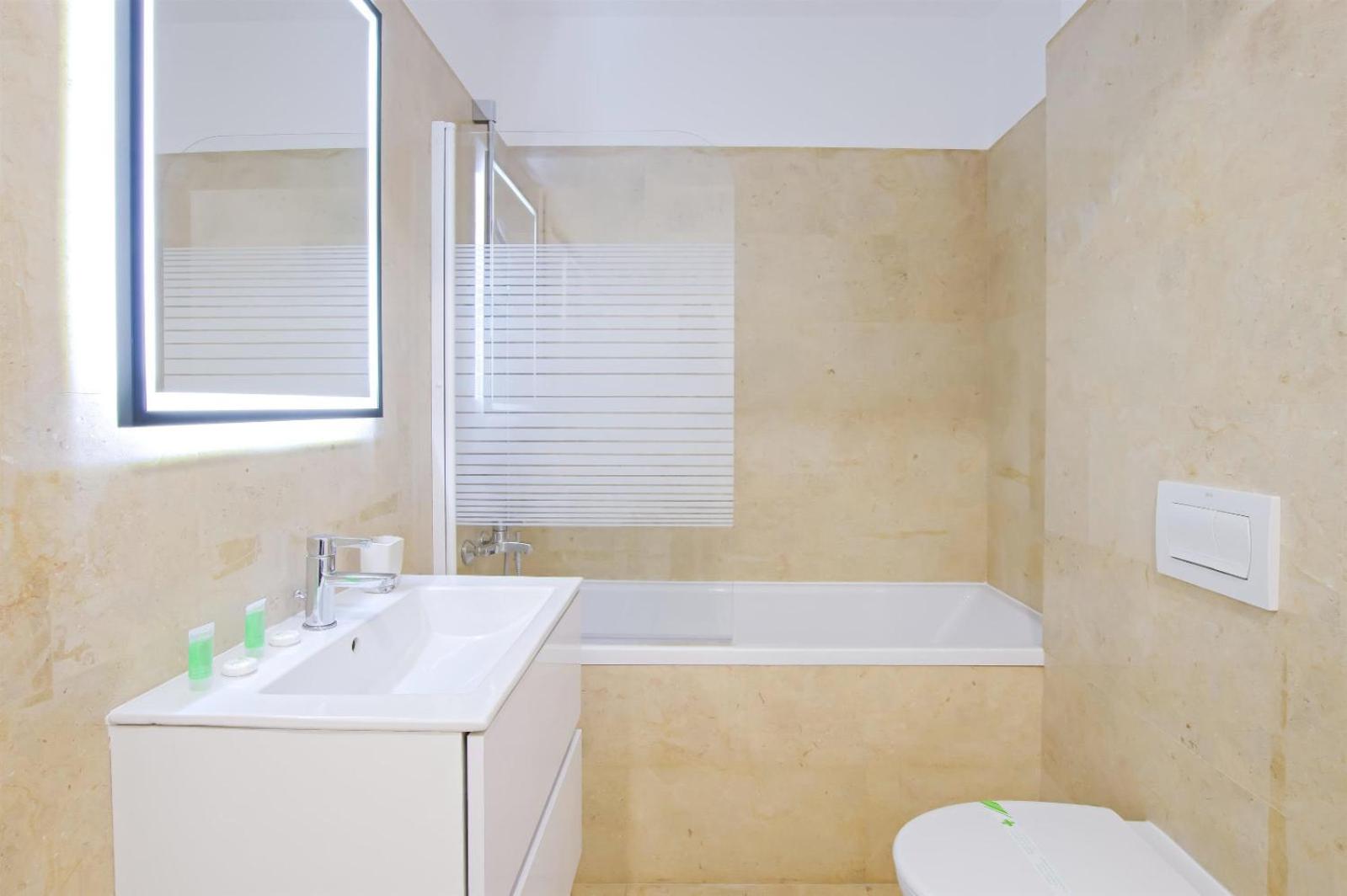 Himson Grey Apartment-Self Check-in near Airport & Mall