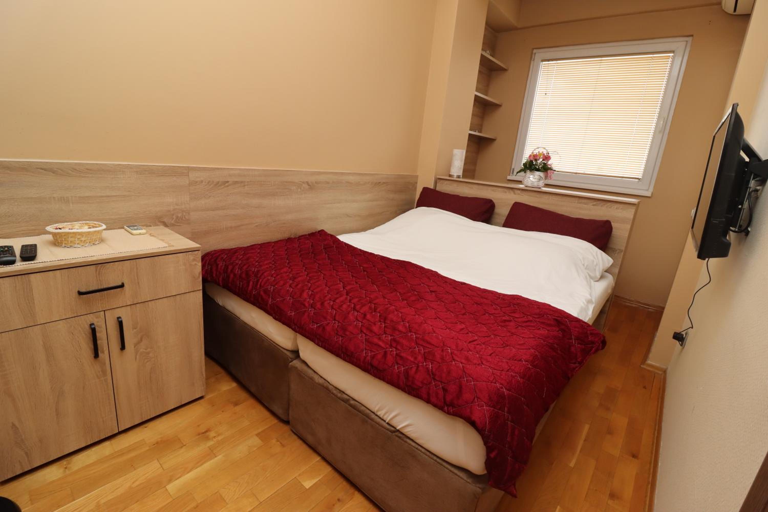Luxury Apartments - with balcony 12 and 12a view 3