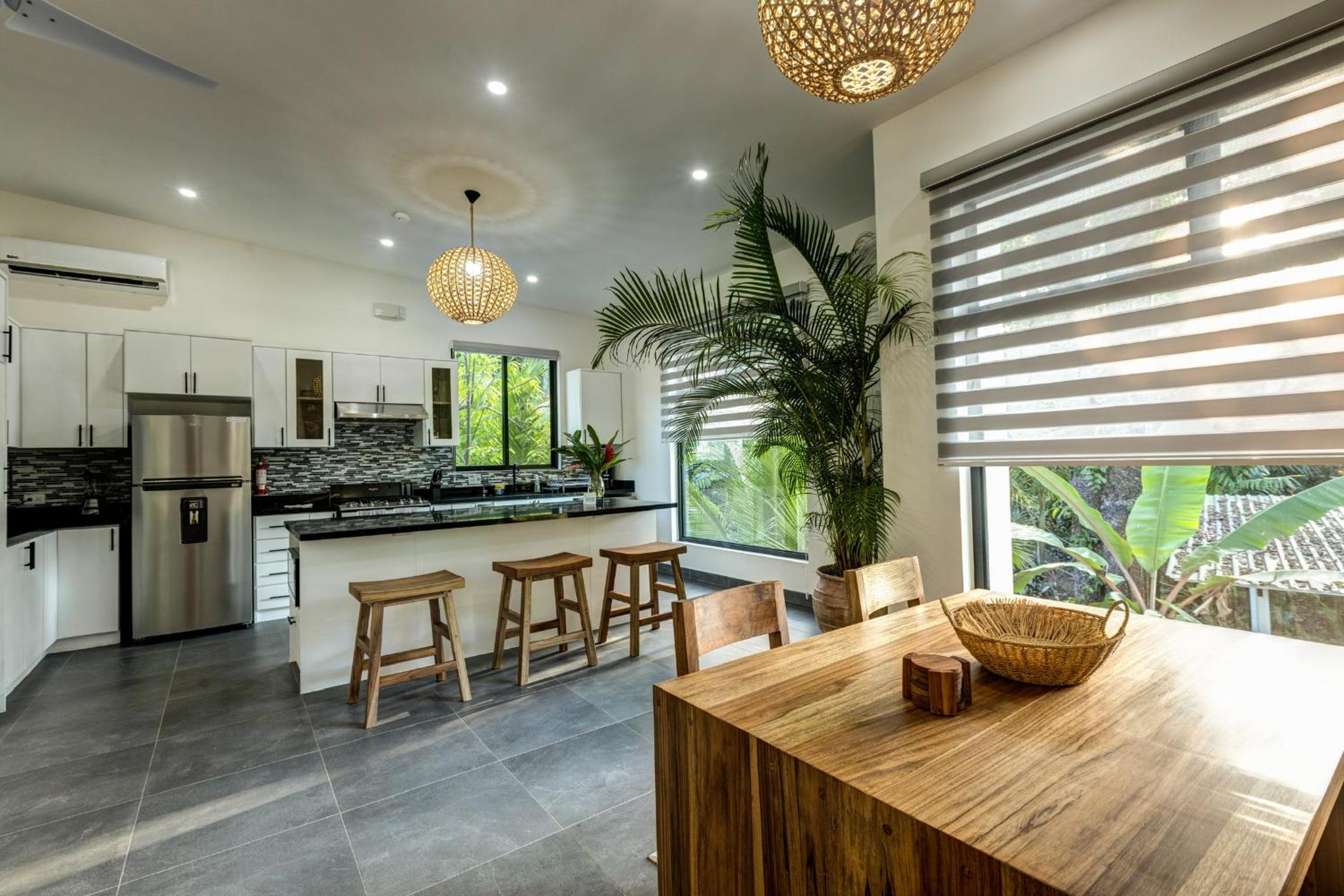 Casa Toucan 2 bedroom 2 bath includes AC in house a shared gym and infinity pool and 5 min walk to the beach