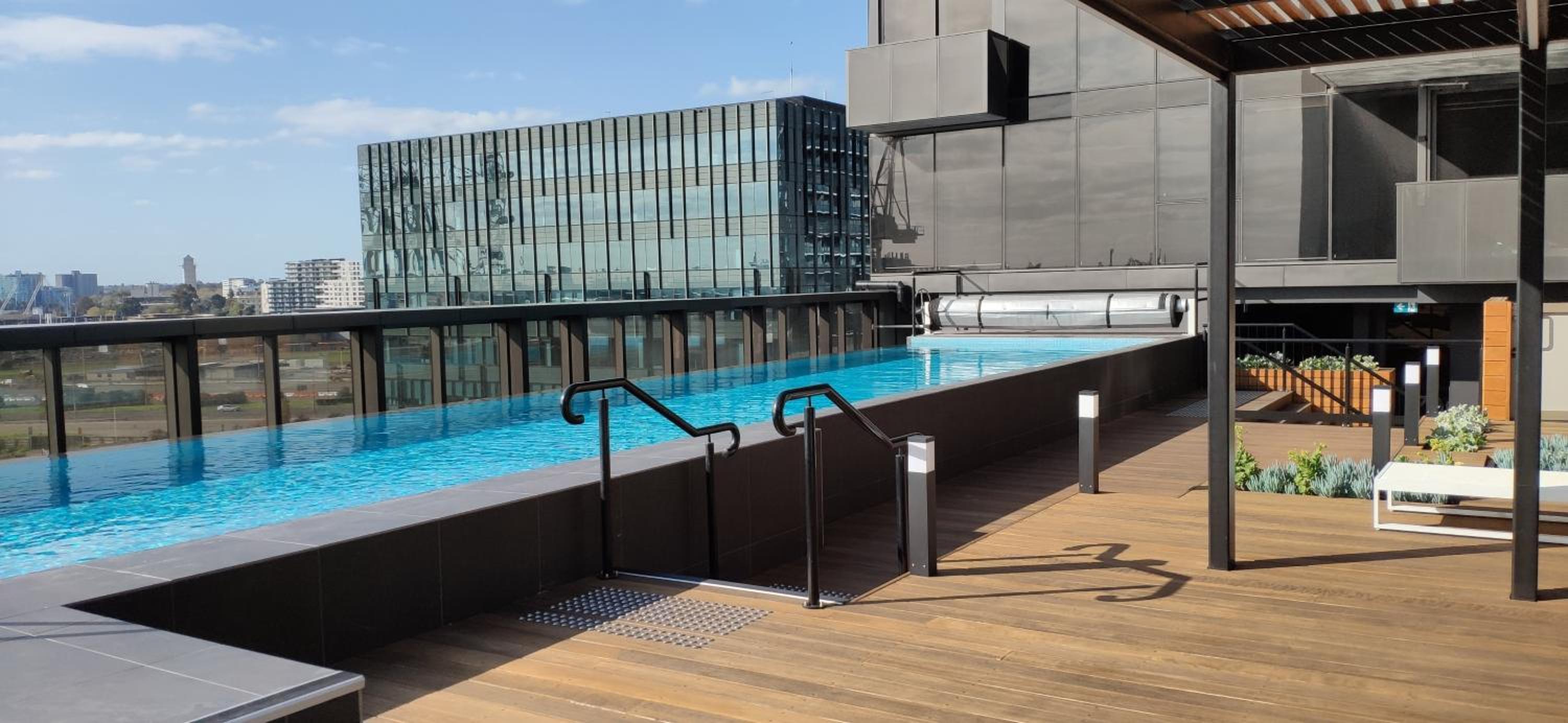 Centrally Located Modern Loft w Free Parking, Infinity Pool, Workspace