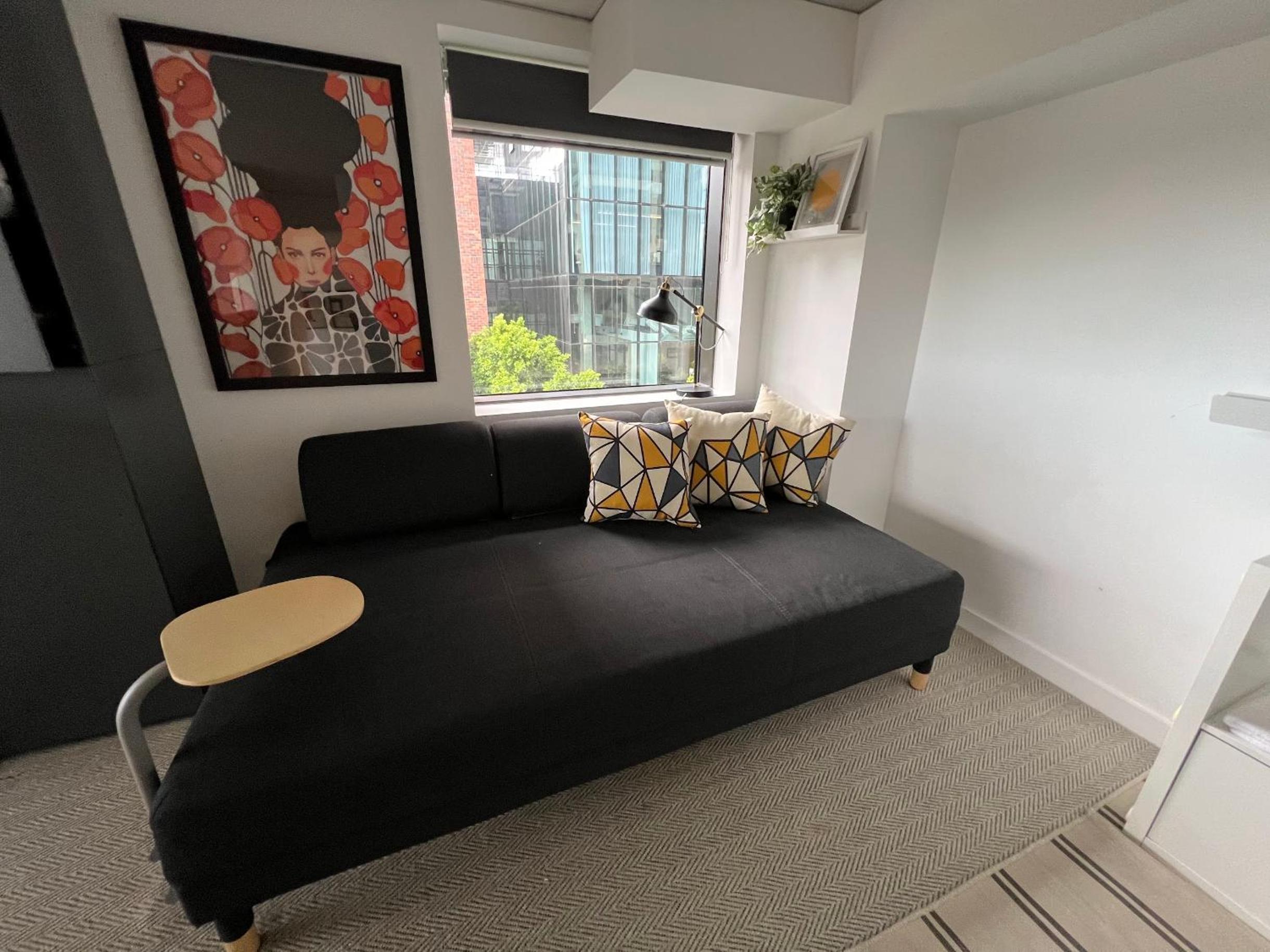 Centrally Located Modern Loft w Free Parking, Infinity Pool, Workspace