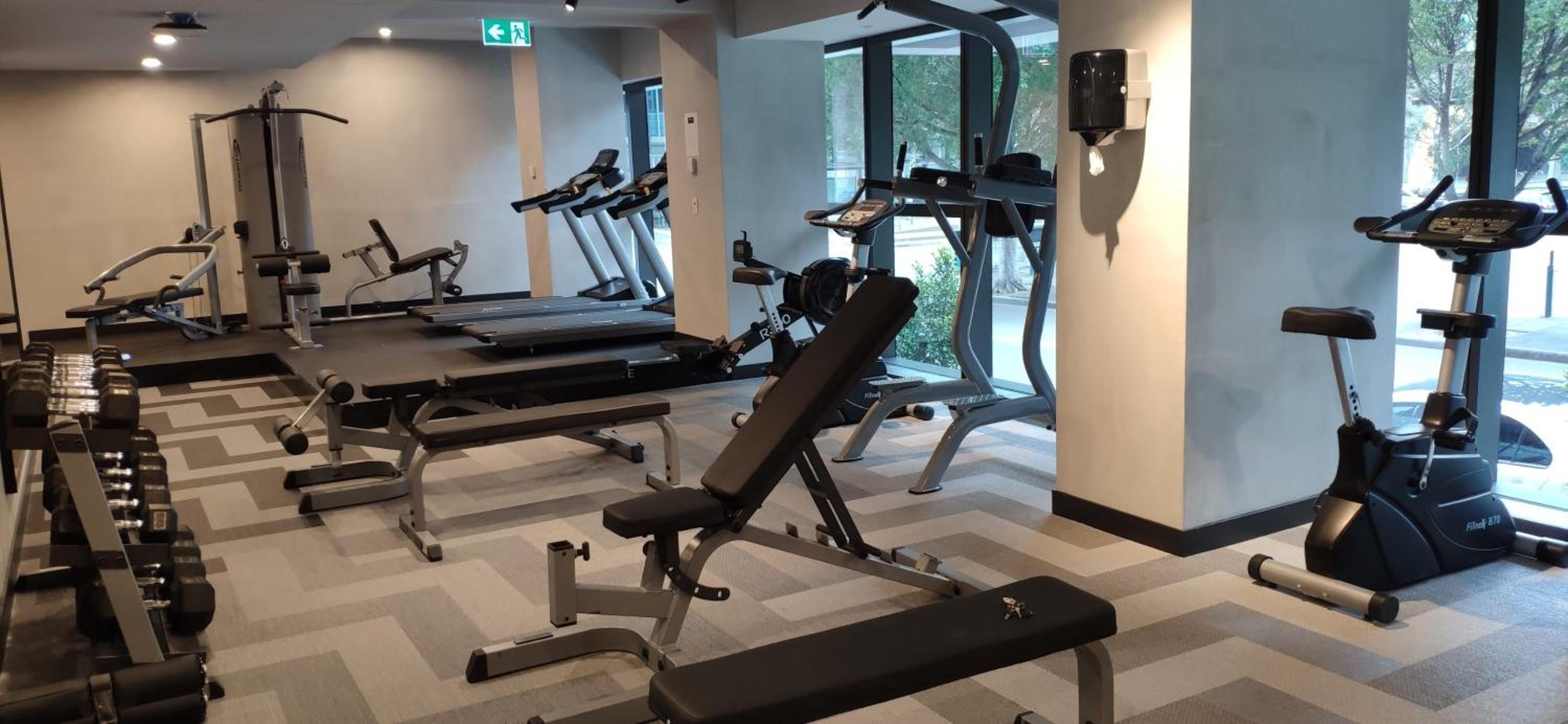 Centrally Located Modern Loft w Free Parking, Infinity Pool, Workspace