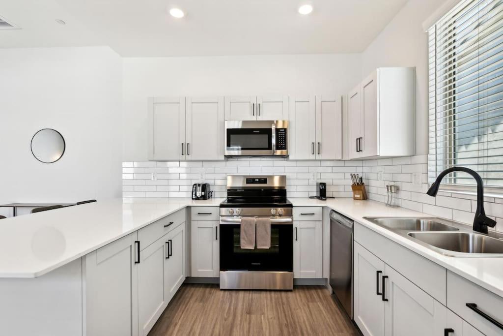 Dreamlight Modern Home in Casa Grande with Pool,BBQ