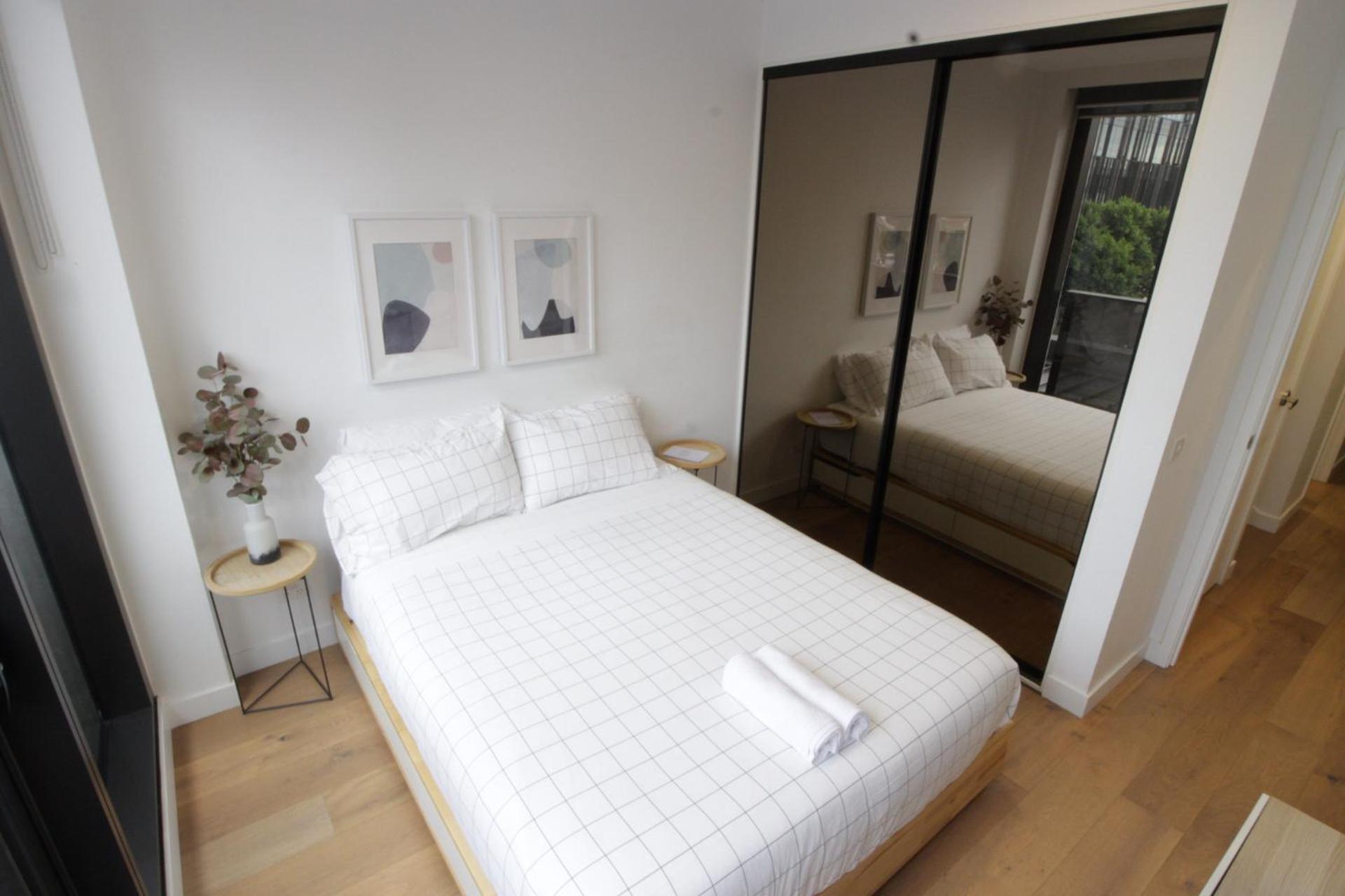 Centrally Located Modern Loft w Free Parking, Infinity Pool, Workspace