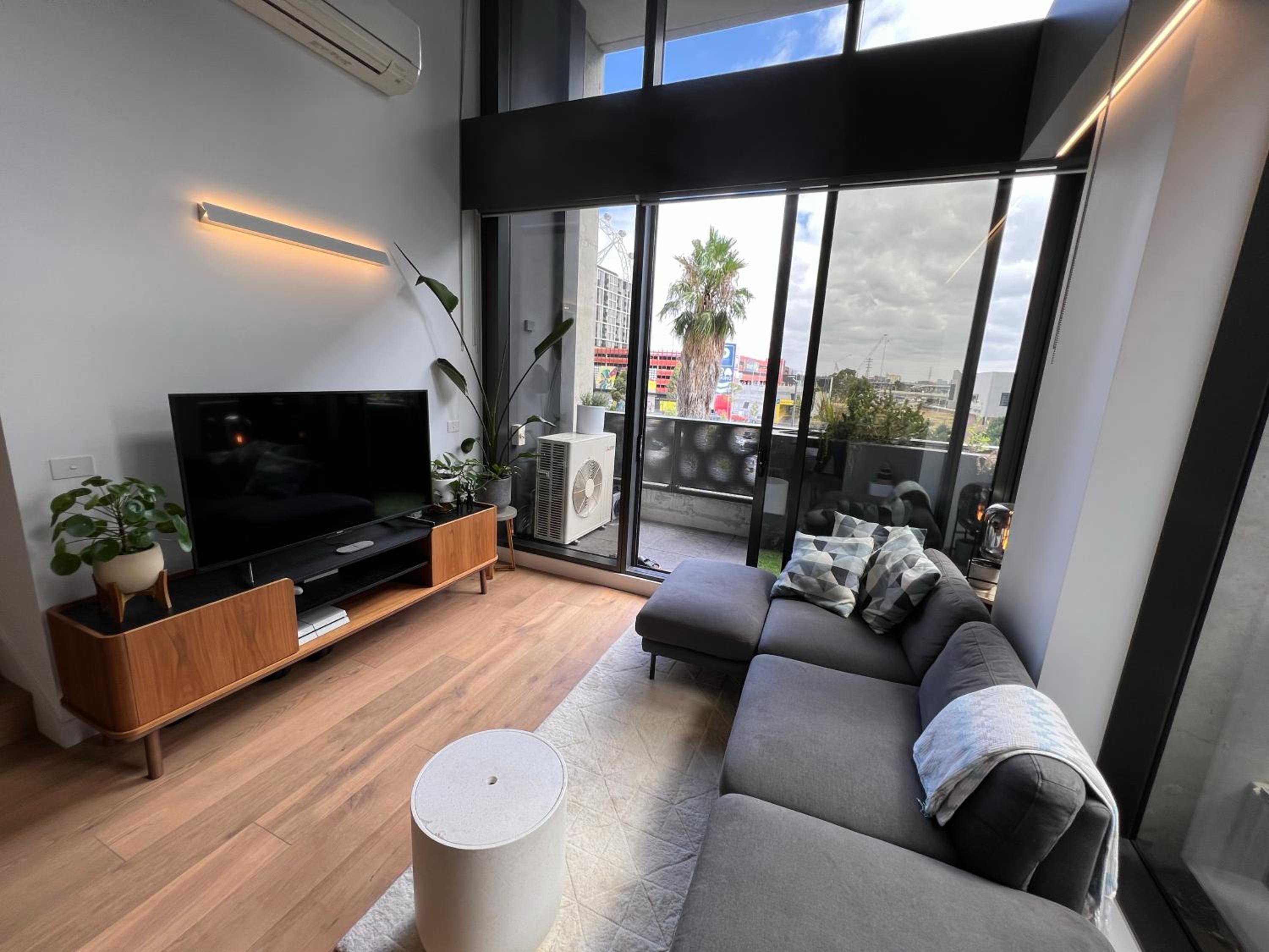 Centrally Located Modern Loft w Free Parking, Infinity Pool, Workspace